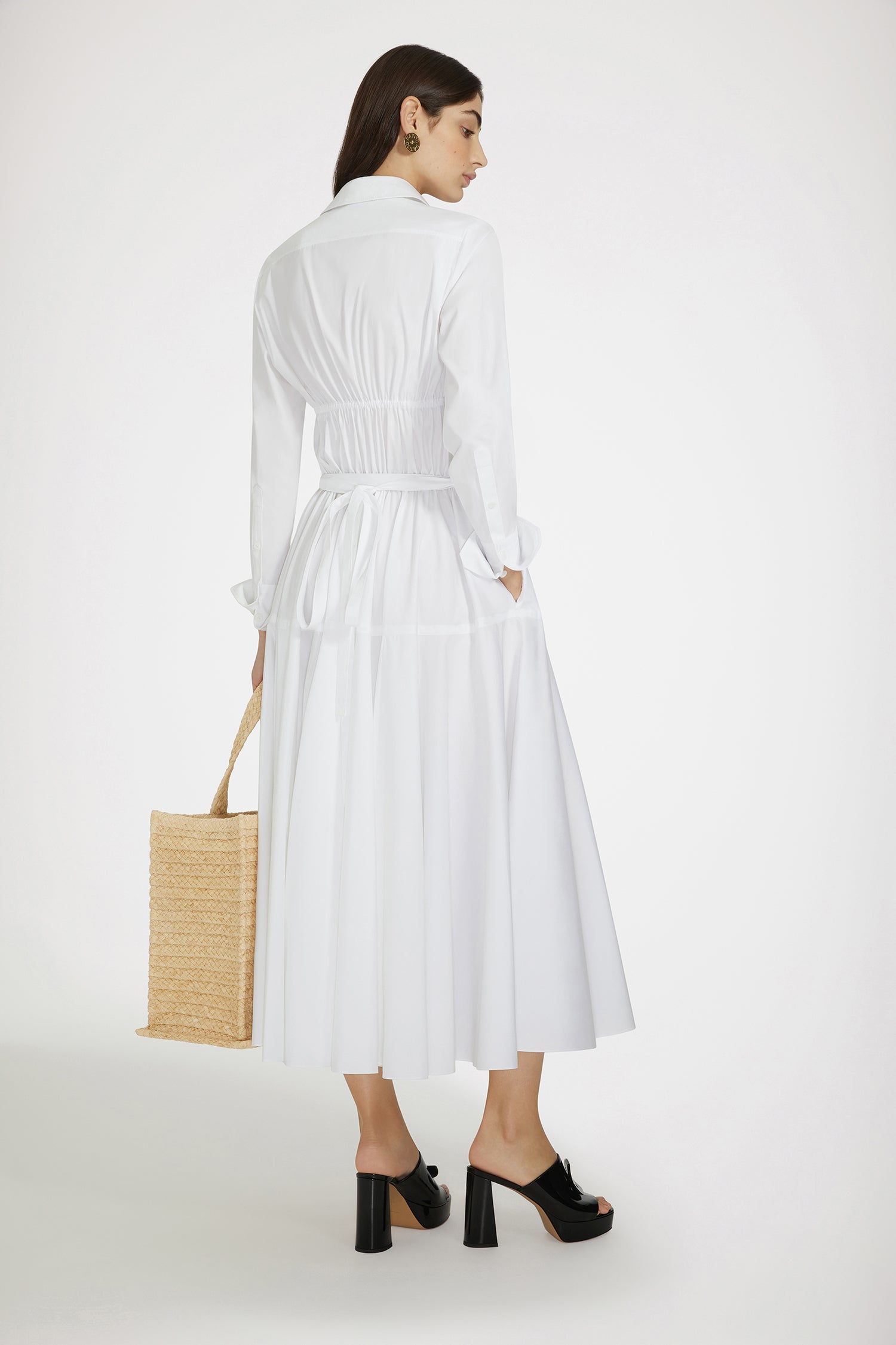 Patou - サステナブルコットン マキシ シャツドレス - White - 日々のコーデに活躍するパトゥのシャツドレスホワイトのサステナブルコットンポプリン製ドレス。マキシ丈。シャツカラー。ティアードボディス、コンシールボタン。ウエストに細い布製ベルト。袖口にボタン、左袖にPatou刺繍。ボリューム感のあるスカート。シームポケット。