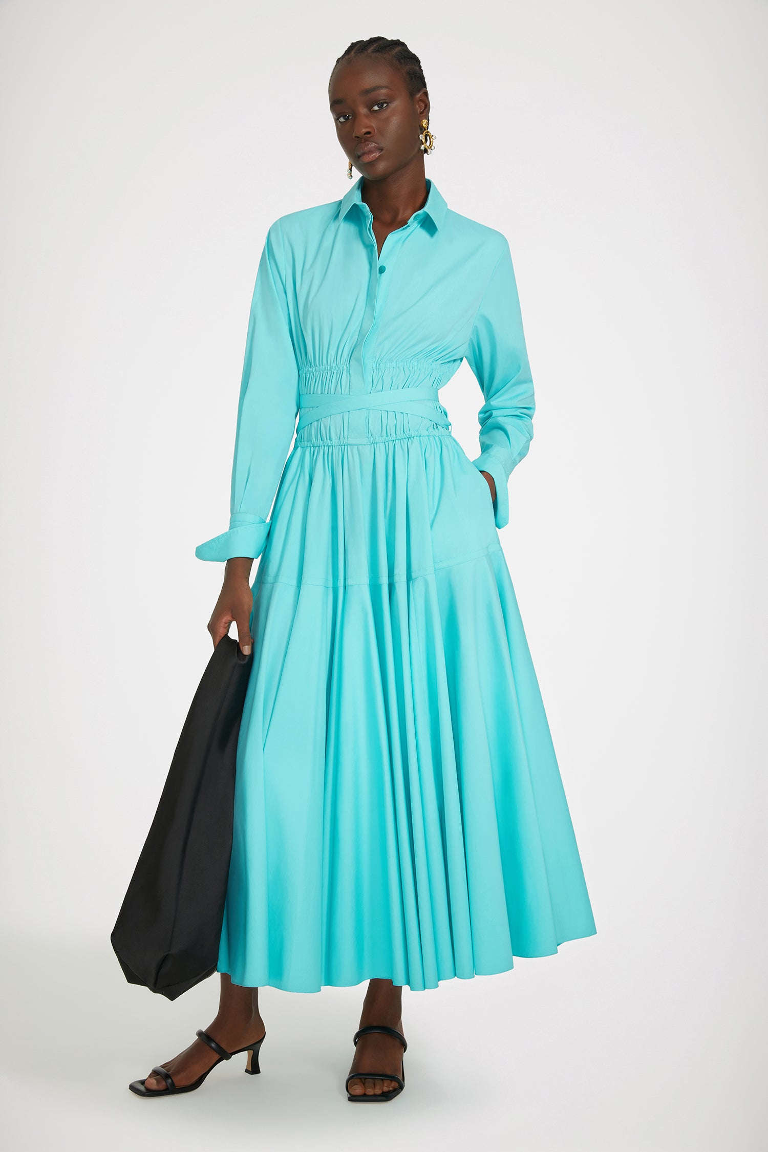 Patou - サステナブルコットン マキシ シャツドレス - Mint Green - 日々のコーデに活躍するパトゥのシャツドレスミントグリーンのサステナブルコットン ポプリンドレス。マキシ丈。シャツカラー。ティアードボディス、コンシールボタン。ウエストに細い布製ベルト。袖口にボタン、左袖にPatou刺繍。ボリューム感のあるスカート。シームポケット。