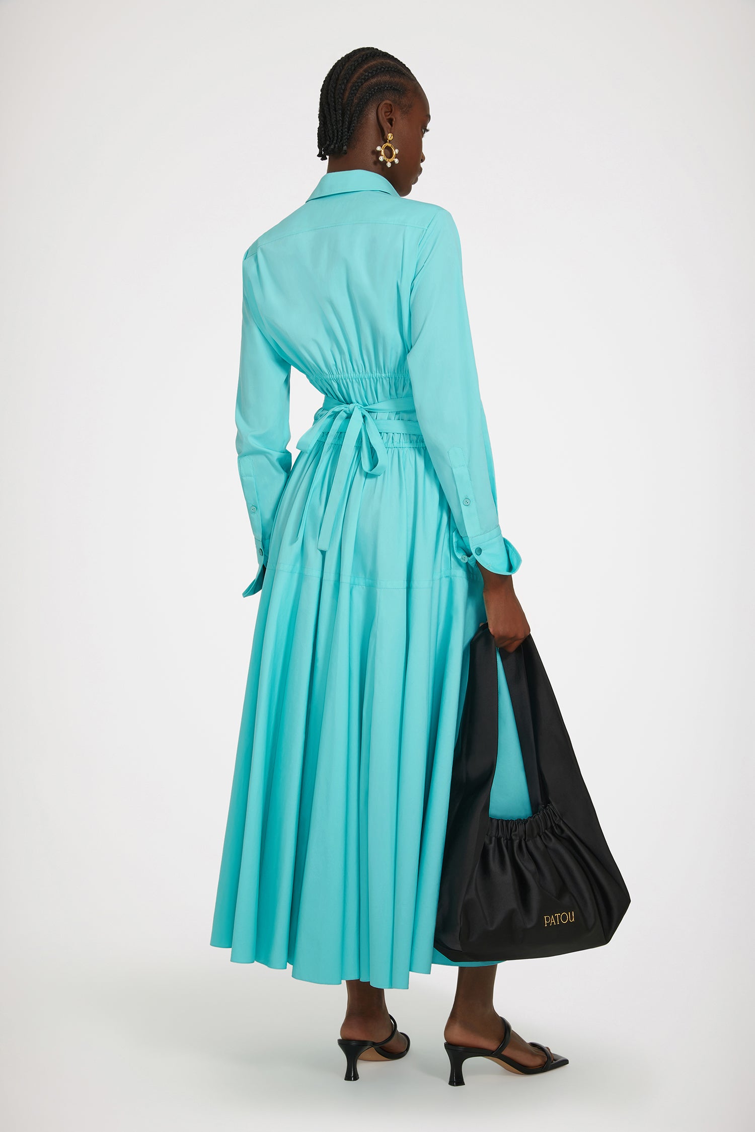 Patou - サステナブルコットン マキシ シャツドレス - Mint Green - 日々のコーデに活躍するパトゥのシャツドレスミントグリーンのサステナブルコットン ポプリンドレス。マキシ丈。シャツカラー。ティアードボディス、コンシールボタン。ウエストに細い布製ベルト。袖口にボタン、左袖にPatou刺繍。ボリューム感のあるスカート。シームポケット。