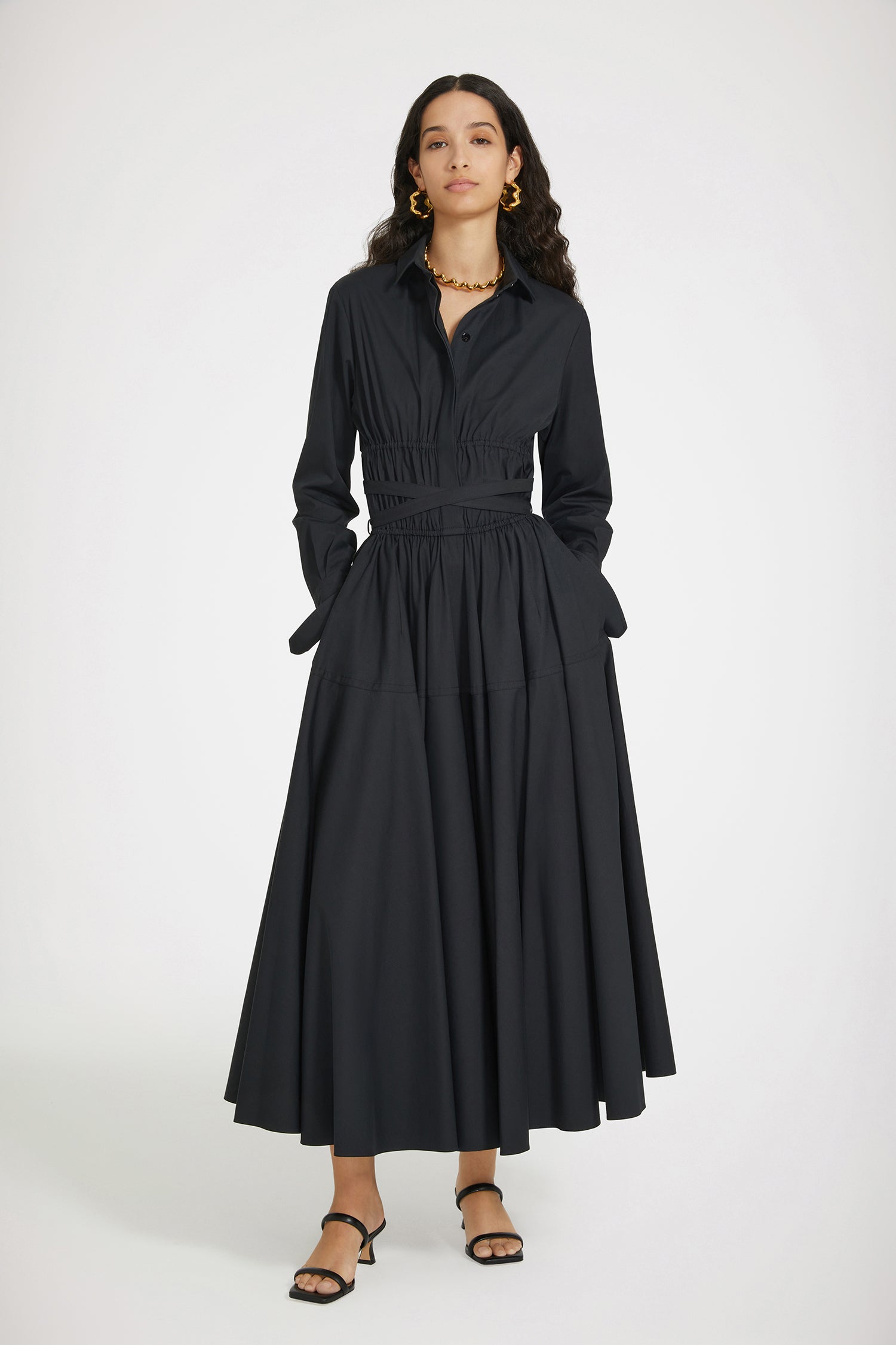 Patou - Maxi shirt dress in sustainable cotton - Black - The Patou shirt dress is always a success.Black sustainable cotton poplin dress. Maxi length. Shirt collar. Tiered bodice with concealed button fastening. Thin fabric belt at the waist. Buttoned cuffs with Patou embroidery on the left sleeve. Volume skirt. Seam pockets.