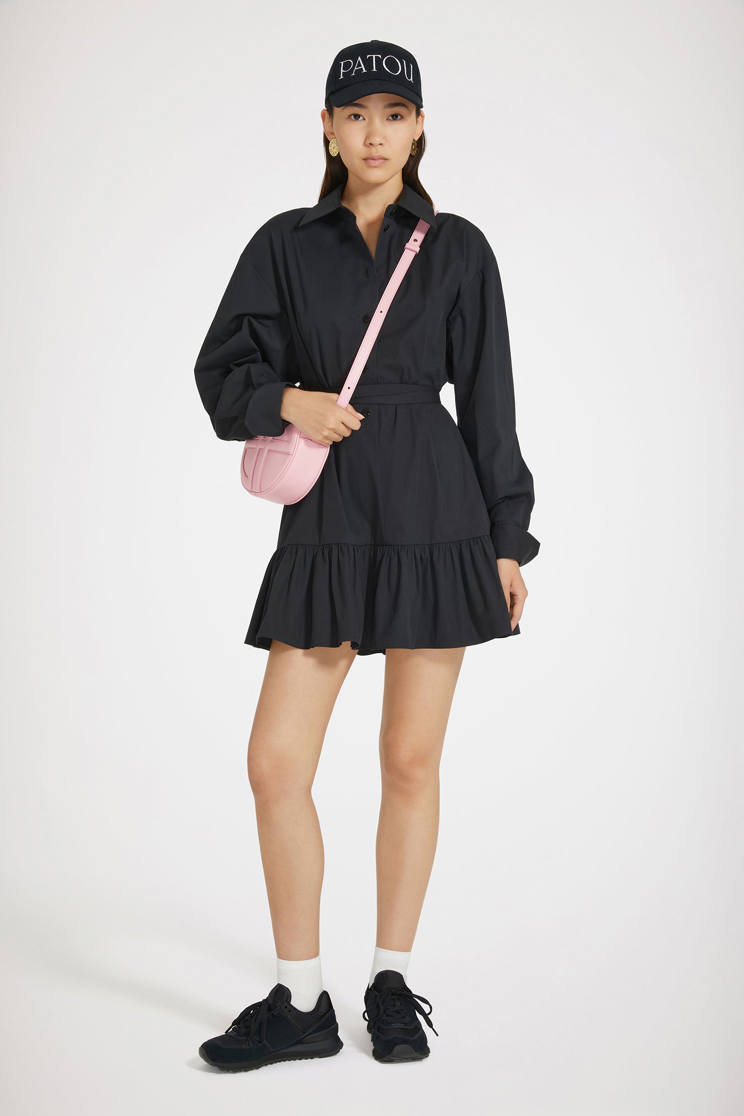 Patou - Vestito corto con balza in cotone ecosostenibile - Black - La balza firma la silhouette.Vestito in popeline di cotone ecosostenibile nera. Modello corto. Collo da camicia. Chiusura con bottoni. Cintura in tessuto sottile in vita. Polsini abbottonati con Patou ricamato sulla manica sinistra. Balza all'orlo.