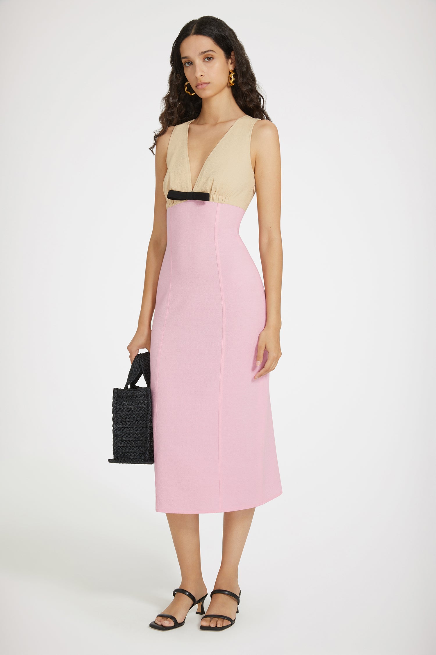 Patou - Robe midi bicolore en seersucker - Pink - La robe midi à l'heure de la sensualité.Robe en seersucker rose et beige. Longueur midi. Silhouette ajustée. Décolleté V profond avec détail de noeud. Fermeture par zip sur le côté.