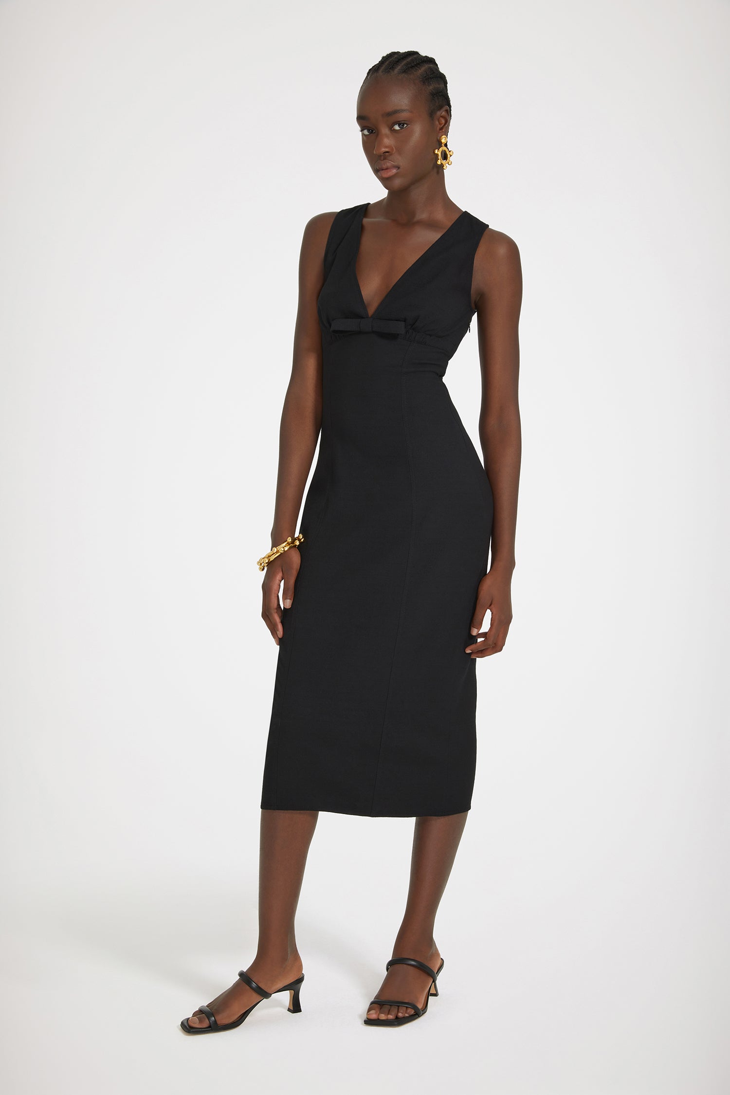 Patou - Vestito midi in seersucker - Black - La sensualità sottile del vestito midi.Vestito in seersucker nero. Lunghezza midi. Silhouette aderente. Scollo a V profondo con fiocco. Chiusura con zip sul lato.