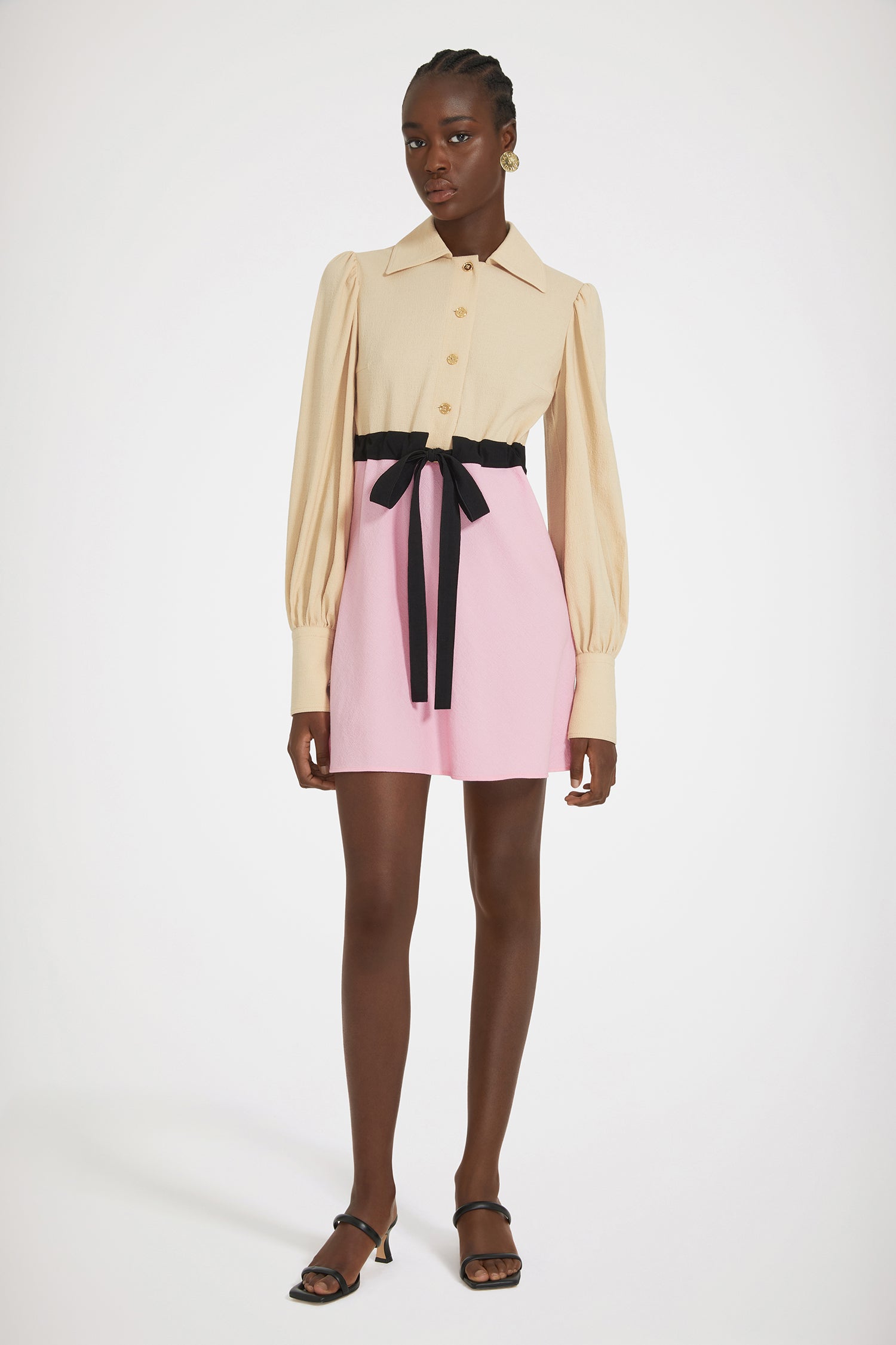 Patou - シアサッカー ツートーン ミニシャツドレス - Beige - パトゥの美学を落とし込んだシャツドレスが再び登場。ピンク&ベージュのシアサッカードレス。ショート丈。ぴったりフィットしたシルエット。幅広のシャツ襟。前面と袖口にゴールドトーンのPatouエングレーブ入りボタン。胸元にダーツ。ウエストにドローストリング付きベルト。パフスリーブ。サイドファスナー。