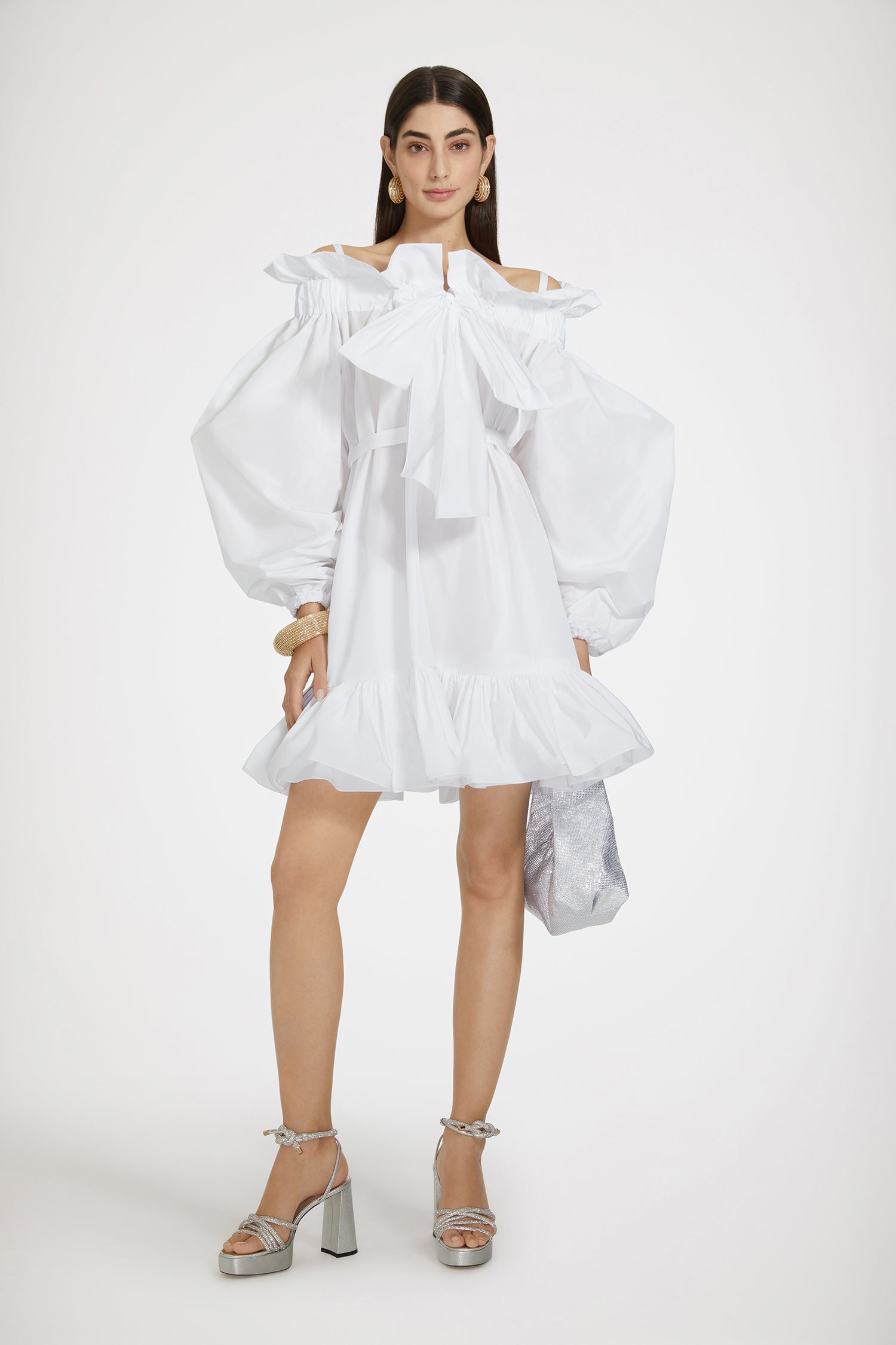 Patou - Vestito corto voluminoso in faille riciclato - White - Il volume, un linguaggio di stile.Vestito in faille di poliestere riciclato bianco. Modello corto. Silhouette voluminosa. Scollo elasticizzato con maxi fiocco. Spalline sottili. Maniche a sbuffo con polsini elasticizzati. Cintura da annodare in vita. Gonna voluminosa. Tasche laterali. Balza all'orlo.Modello dalla silhouette voluminosa.