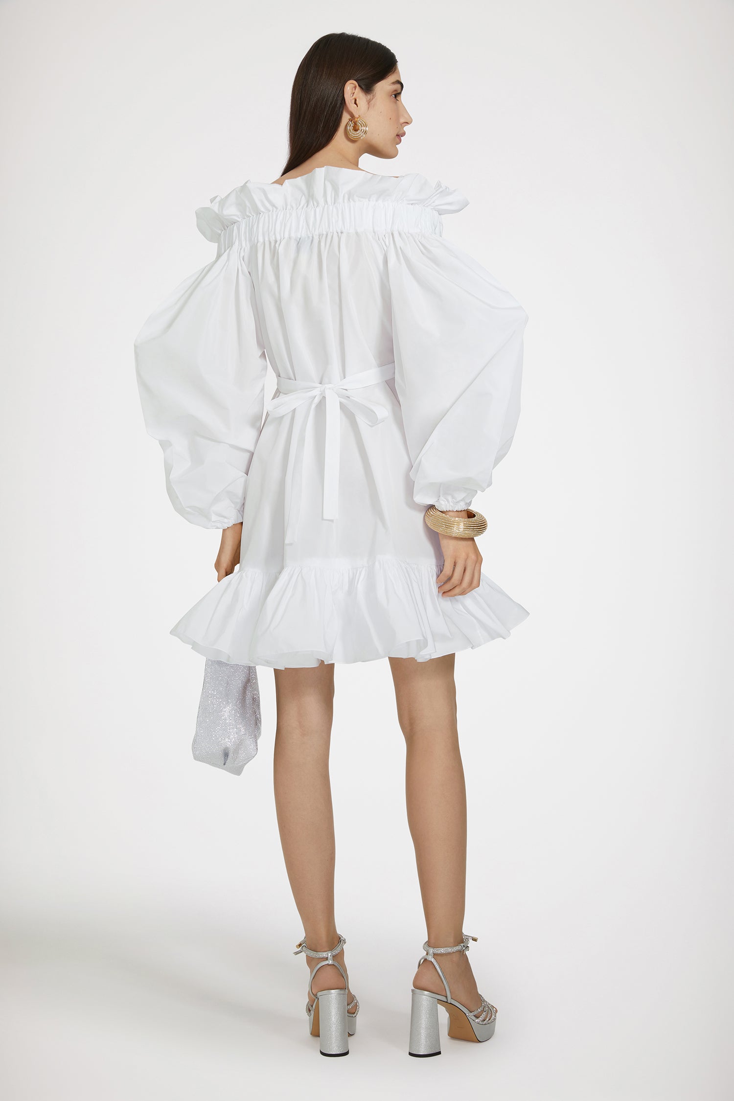 Patou - Vestito corto voluminoso in faille riciclato - White - Il volume, un linguaggio di stile.Vestito in faille di poliestere riciclato bianco. Modello corto. Silhouette voluminosa. Scollo elasticizzato con maxi fiocco. Spalline sottili. Maniche a sbuffo con polsini elasticizzati. Cintura da annodare in vita. Gonna voluminosa. Tasche laterali. Balza all'orlo.Modello dalla silhouette voluminosa.