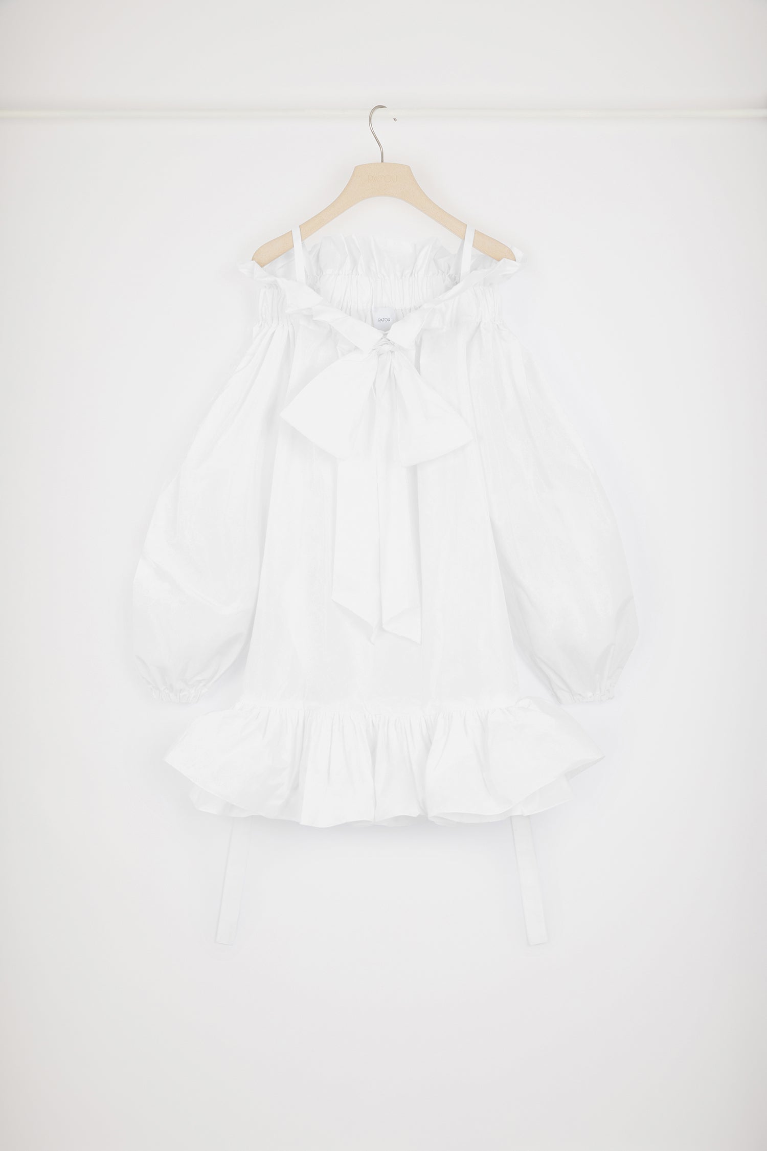 Patou - Vestito corto voluminoso in faille riciclato - White - Il volume, un linguaggio di stile.Vestito in faille di poliestere riciclato bianco. Modello corto. Silhouette voluminosa. Scollo elasticizzato con maxi fiocco. Spalline sottili. Maniche a sbuffo con polsini elasticizzati. Cintura da annodare in vita. Gonna voluminosa. Tasche laterali. Balza all'orlo.Modello dalla silhouette voluminosa.
