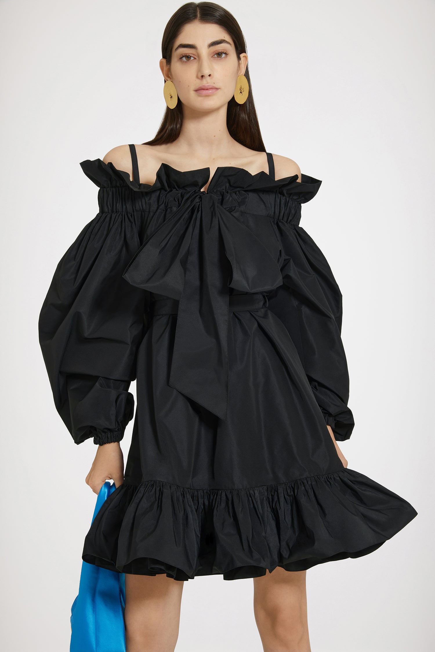 Patou - Vestito corto voluminoso in faille riciclato - Black - Il volume, un linguaggio di stile.Vestito in faille di poliestere riciclato nero. Modello corto. Silhouette voluminosa. Scollo elasticizzato con maxi fiocco. Spalline sottili. Maniche a sbuffo con polsini elasticizzati. Cintura da annodare in vita. Gonna voluminosa. Tasche laterali. Balza all'orlo.Modello dalla silhouette voluminosa.