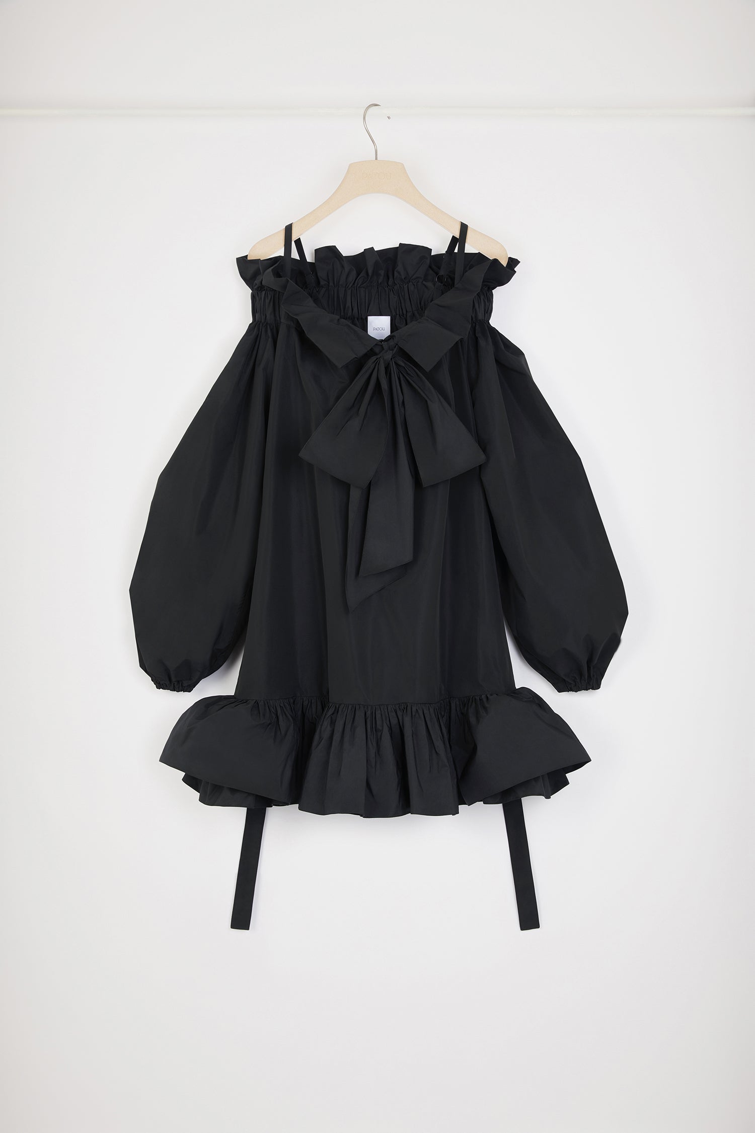 Patou - Vestito corto voluminoso in faille riciclato - Black - Il volume, un linguaggio di stile.Vestito in faille di poliestere riciclato nero. Modello corto. Silhouette voluminosa. Scollo elasticizzato con maxi fiocco. Spalline sottili. Maniche a sbuffo con polsini elasticizzati. Cintura da annodare in vita. Gonna voluminosa. Tasche laterali. Balza all'orlo.Modello dalla silhouette voluminosa.