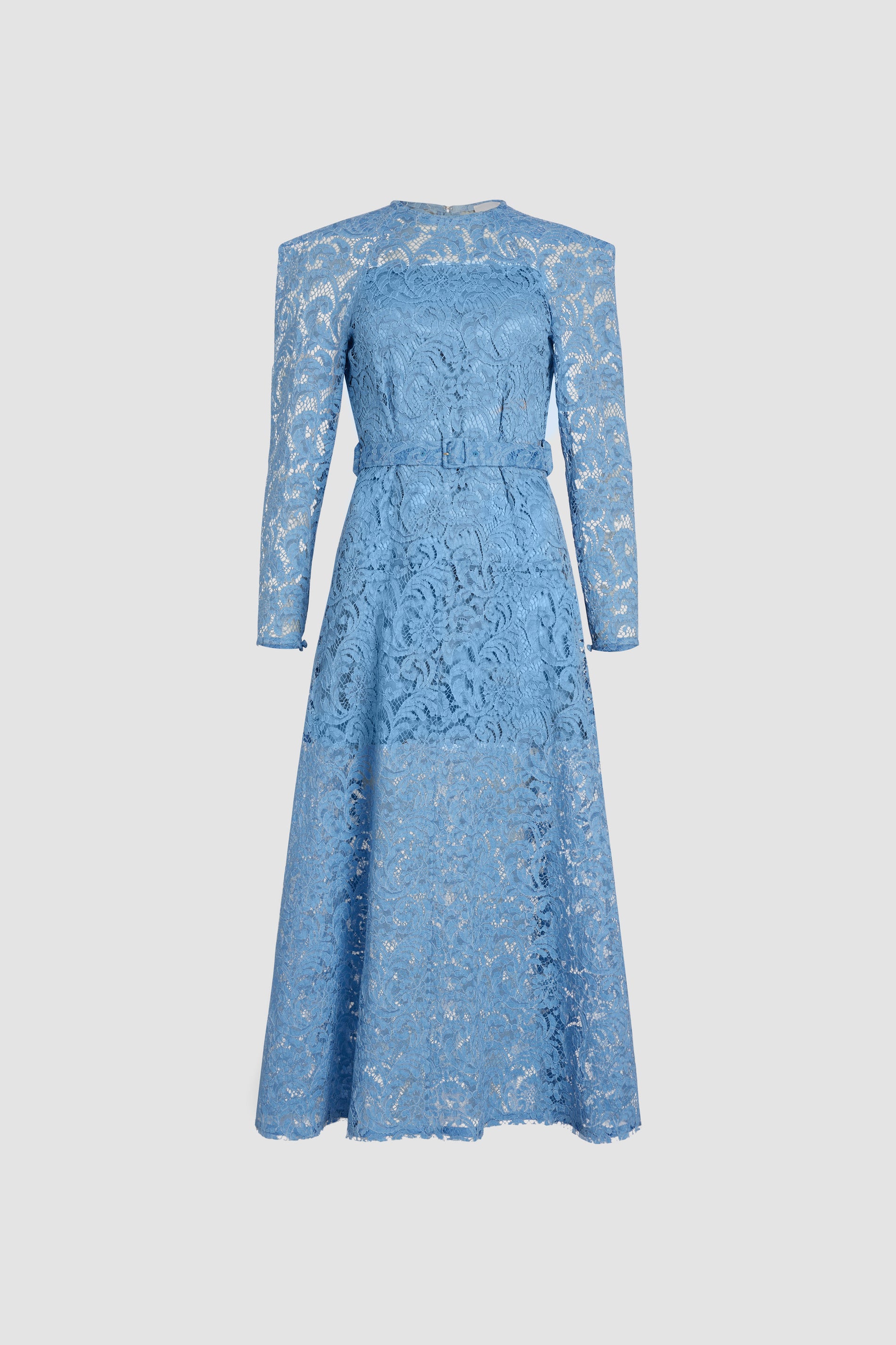 Patou - Vestito maxi in pizzo di cotone bio - Airy Blue - Vestito in pizzo di cotone bio e viscosa ecosostenibile celeste. Lunghezza maxi. Collo tondo. Spalle squadrate. Maniche raglan. Chiusura con bottoni sul retro e ai polsini con bottoni in madreperla incisi JP. Cintura in vita. Sottoveste.Questo modello è aderente in vita.