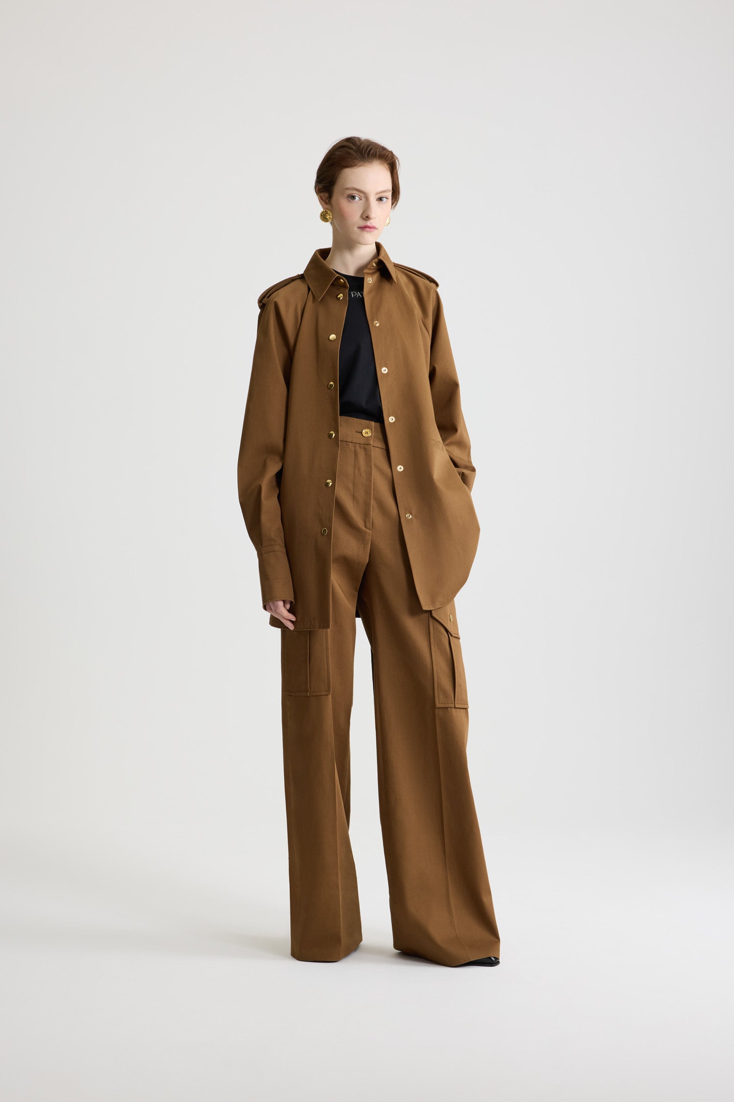 Patou - Chemisier mini in gabardine di cotone bio - Nutmeg - Vestito in gabardine di cotone bio marrone chiaro Nutmeg. Modello corto. Silhouette dritta. Colletto a camicia. Bottoni oro incisi con monogramma JP. Mostrine sulle spalle. Maniche raglan voluminose. Polsini abbottonati. Cintura rimovibile da annodare in vita. Logo Patou e monogramma JP ricamati sul davanti.