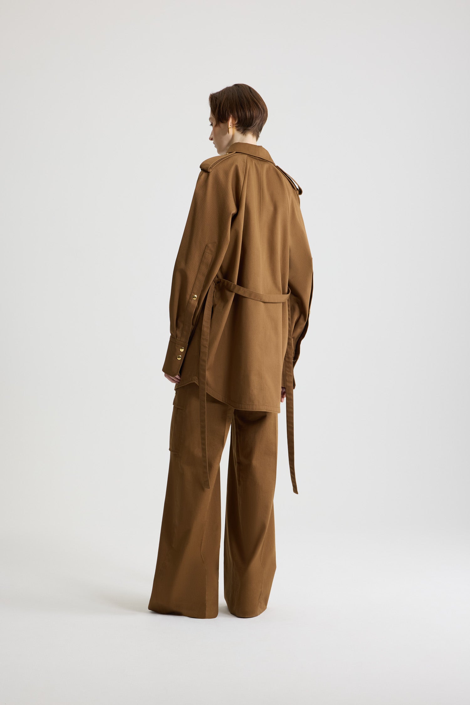 Patou - Chemisier mini in gabardine di cotone bio - Nutmeg - Vestito in gabardine di cotone bio marrone chiaro Nutmeg. Modello corto. Silhouette dritta. Colletto a camicia. Bottoni oro incisi con monogramma JP. Mostrine sulle spalle. Maniche raglan voluminose. Polsini abbottonati. Cintura rimovibile da annodare in vita. Logo Patou e monogramma JP ricamati sul davanti.