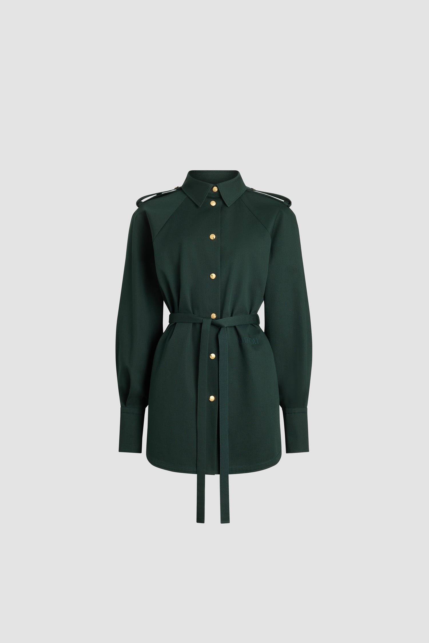 Patou - Chemisier mini in gabardine di cotone bio - Garden Green - Vestito in gabardine di cotone bio Garden Green. Modello corto. Silhouette dritta. Colletto a camicia. Bottoni oro incisi con monogramma JP. Mostrine sulle spalle. Maniche raglan voluminose. Polsini abbottonati. Cintura rimovibile da annodare in vita. Logo Patou e monogramma JP ricamati sul davanti.
