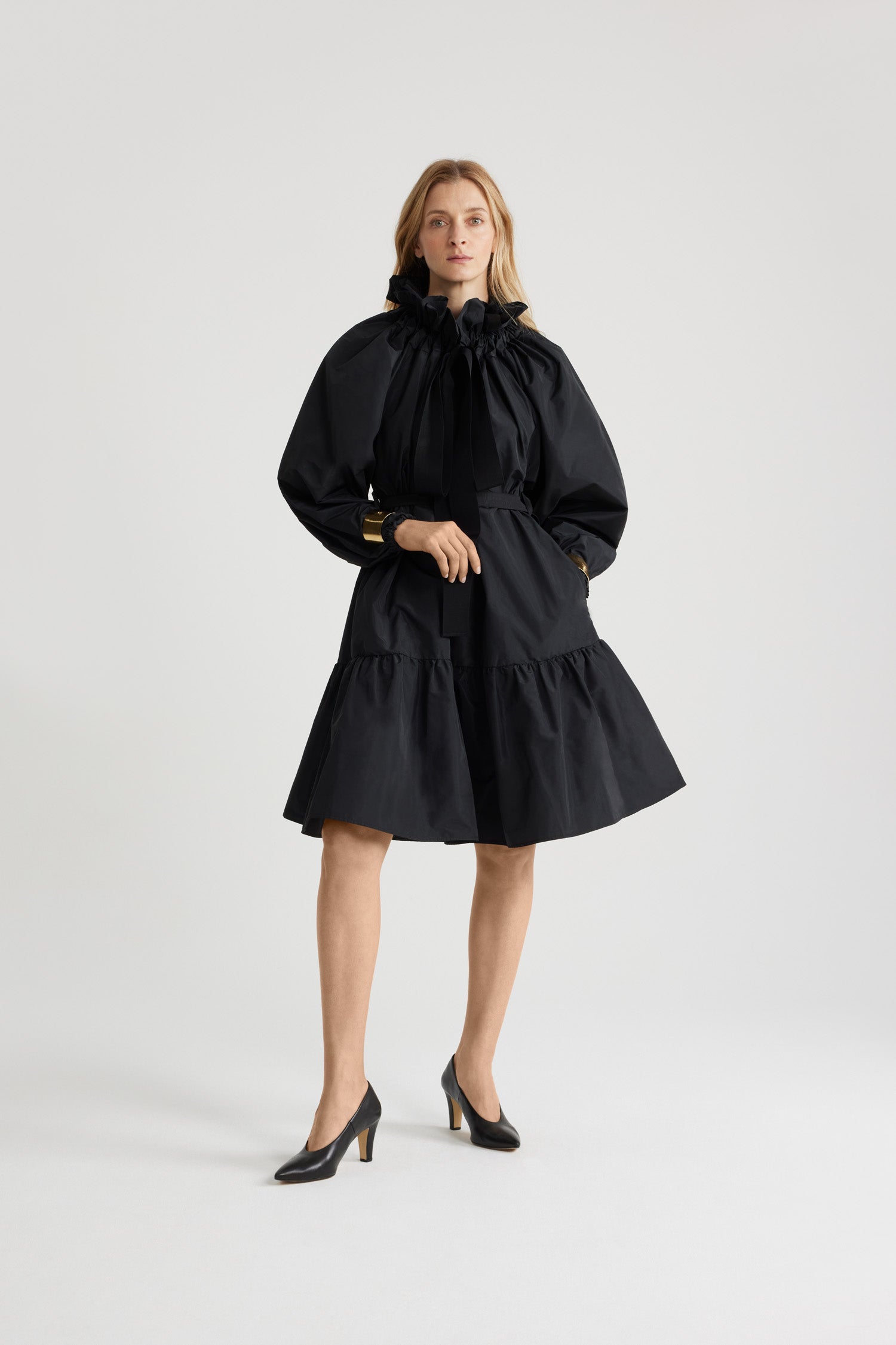 Patou - Vestito con maniche a palloncino in faglia riciclata - Black - Vestito in faglia riciclata nera. Vestibilità oversize. Può essere indossato chiuso sul collo o in modo da scoprire le spalle. Collo con dettaglio di balza sul fronte e coulisse in grosgrain. Maniche a pipistrello con polsini elasticizzati. Cintura rimovibile in vita.
