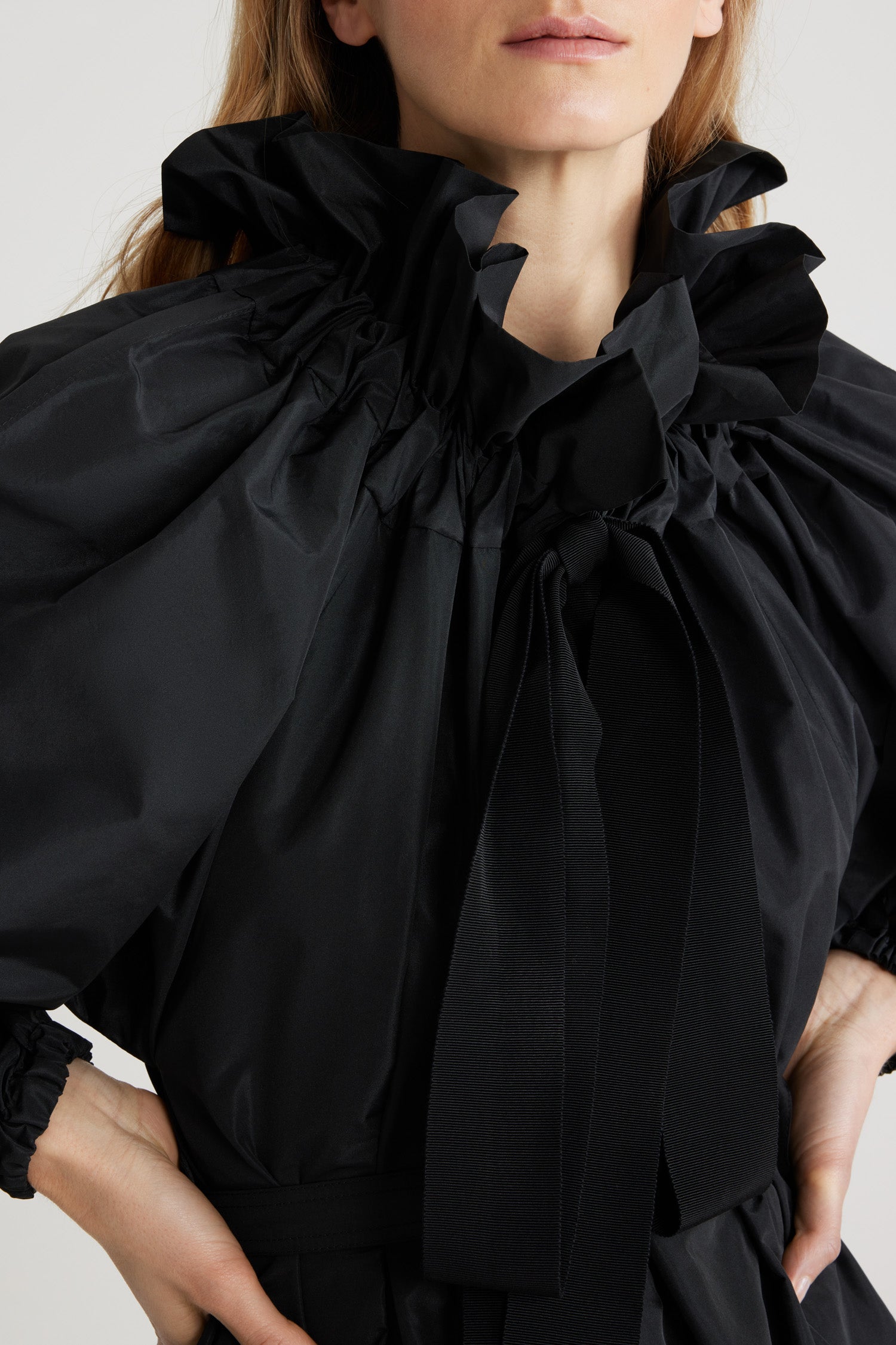 Patou - Vestito con maniche a palloncino in faglia riciclata - Black - Vestito in faglia riciclata nera. Vestibilità oversize. Può essere indossato chiuso sul collo o in modo da scoprire le spalle. Collo con dettaglio di balza sul fronte e coulisse in grosgrain. Maniche a pipistrello con polsini elasticizzati. Cintura rimovibile in vita.