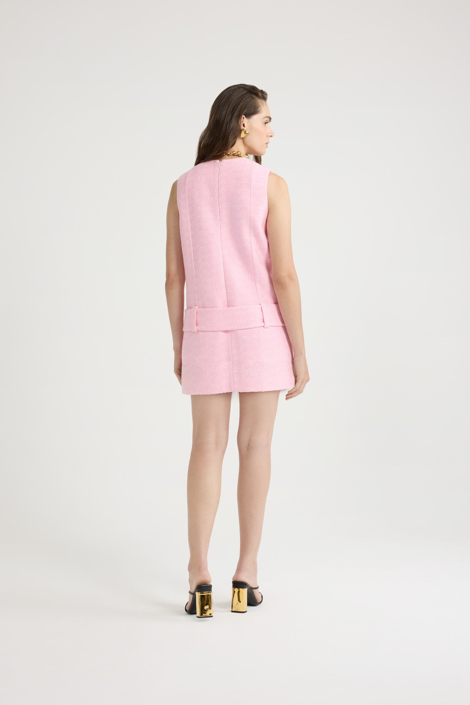 Patou - Minikleid mit Gürtel aus leichtem Bio-Baumwolltweed - Primrose Pink - Rosafarbenes Kleid aus leichtem Bio-Baumwolltweed. Minilänge. Gerade Silhouette. Rundhalskragen mit Reißverschluss hinten. Ärmellos. Breiter Stoffgürtel, der auf den Hüften sitzt. Hohe Saumtaschen vorne. Gefüttert.
