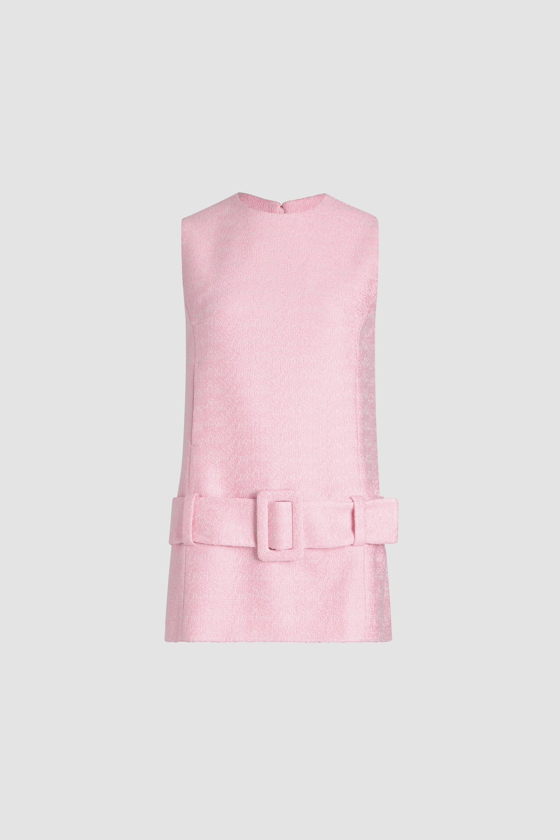 Patou - Minikleid mit Gürtel aus leichtem Bio-Baumwolltweed - Primrose Pink - Rosafarbenes Kleid aus leichtem Bio-Baumwolltweed. Minilänge. Gerade Silhouette. Rundhalskragen mit Reißverschluss hinten. Ärmellos. Breiter Stoffgürtel, der auf den Hüften sitzt. Hohe Saumtaschen vorne. Gefüttert.