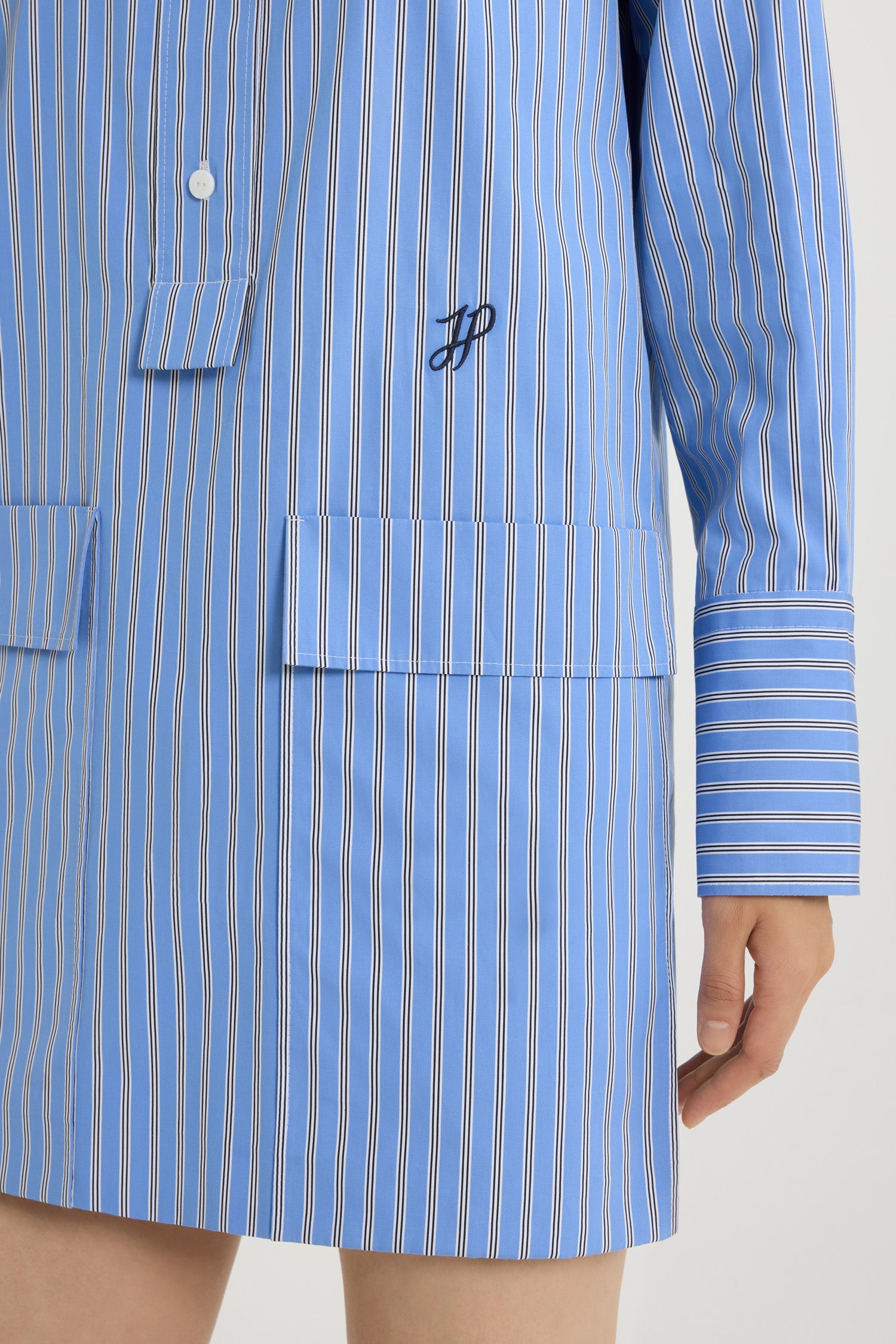 Patou - プリント オーガニックコットンポプリン ミニシャツドレスポプリン - Heritage Blue Stripes - ヘリテージブルーのオーガニックコットンポプリン製ブラウス。ストライプパターン。ミニ丈。ストレートシルエット。ワイドカラー。部分的にボタン留め。前面にJPモノグラム刺繍。フラップポケット。袖口にボタン付き。