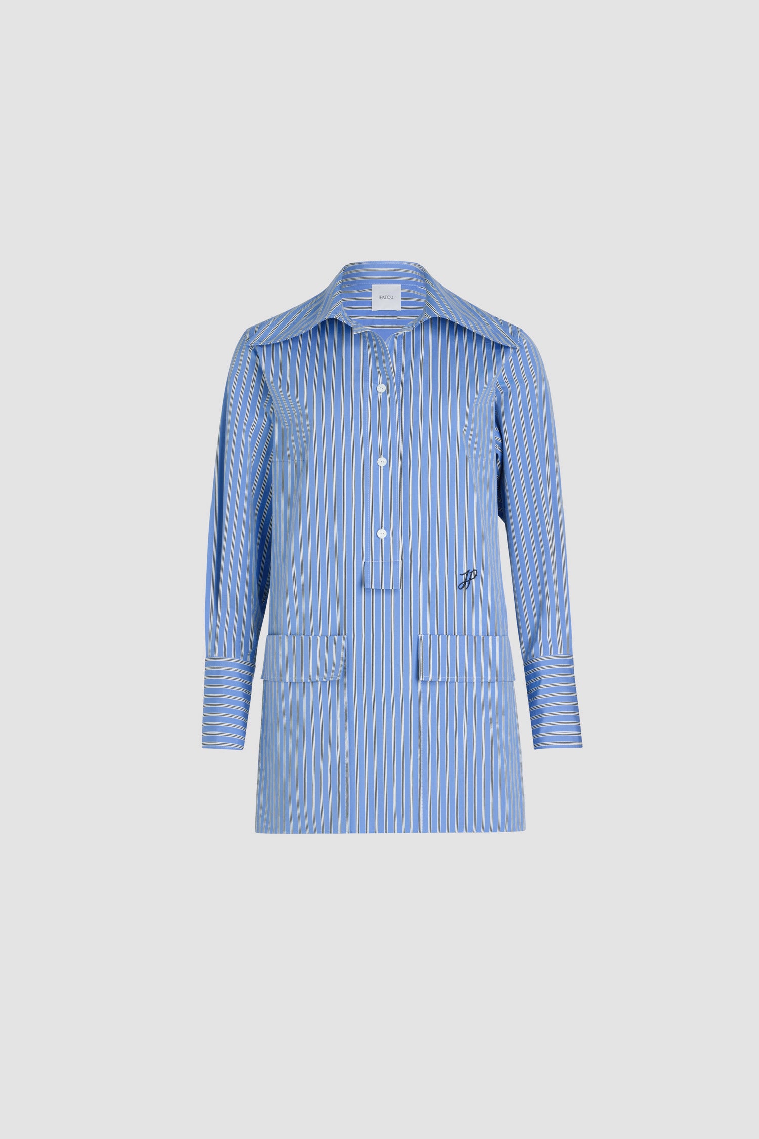Patou - プリント オーガニックコットンポプリン ミニシャツドレスポプリン - Heritage Blue Stripes - ヘリテージブルーのオーガニックコットンポプリン製ブラウス。ストライプパターン。ミニ丈。ストレートシルエット。ワイドカラー。部分的にボタン留め。前面にJPモノグラム刺繍。フラップポケット。袖口にボタン付き。