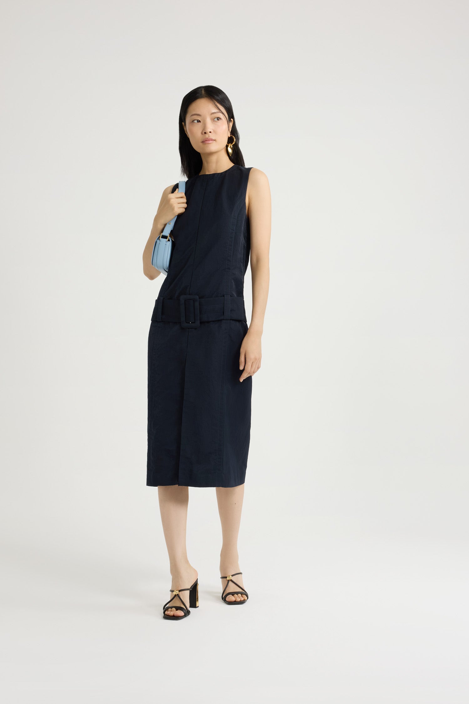 Patou - Vestito midi con cintura in nylon leggero riciclato - Navy Black - Vestito in nylon leggero riciclato blu nero. Lunghezza midi. Taglio dritto. Scollo tondo con zip sul retro. Modello smanicato. Cintura larga da indossare sui fianchi. Spacco sul davanti. Modello foderato.