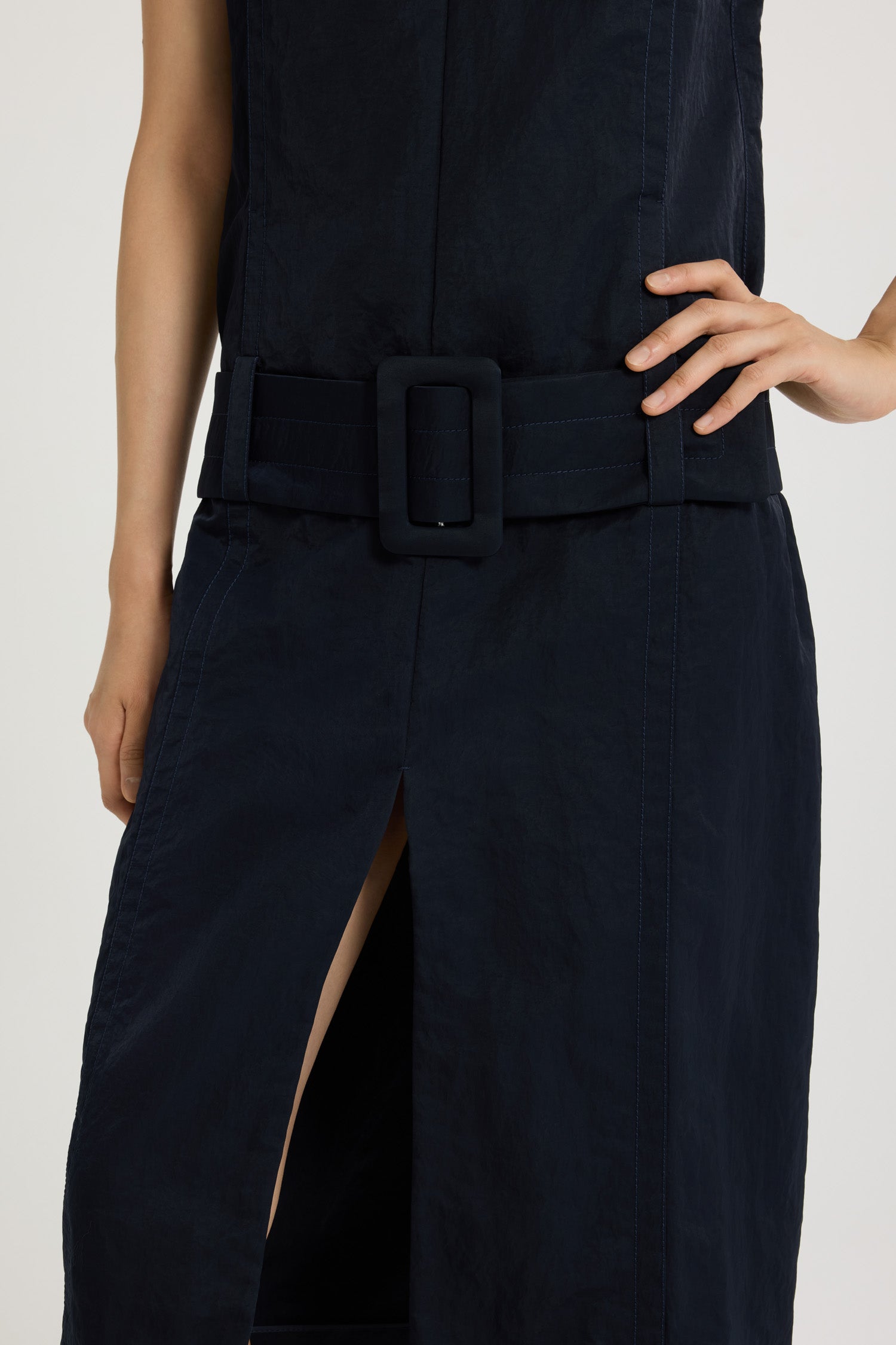 Patou - Vestito midi con cintura in nylon leggero riciclato - Navy Black - Vestito in nylon leggero riciclato blu nero. Lunghezza midi. Taglio dritto. Scollo tondo con zip sul retro. Modello smanicato. Cintura larga da indossare sui fianchi. Spacco sul davanti. Modello foderato.