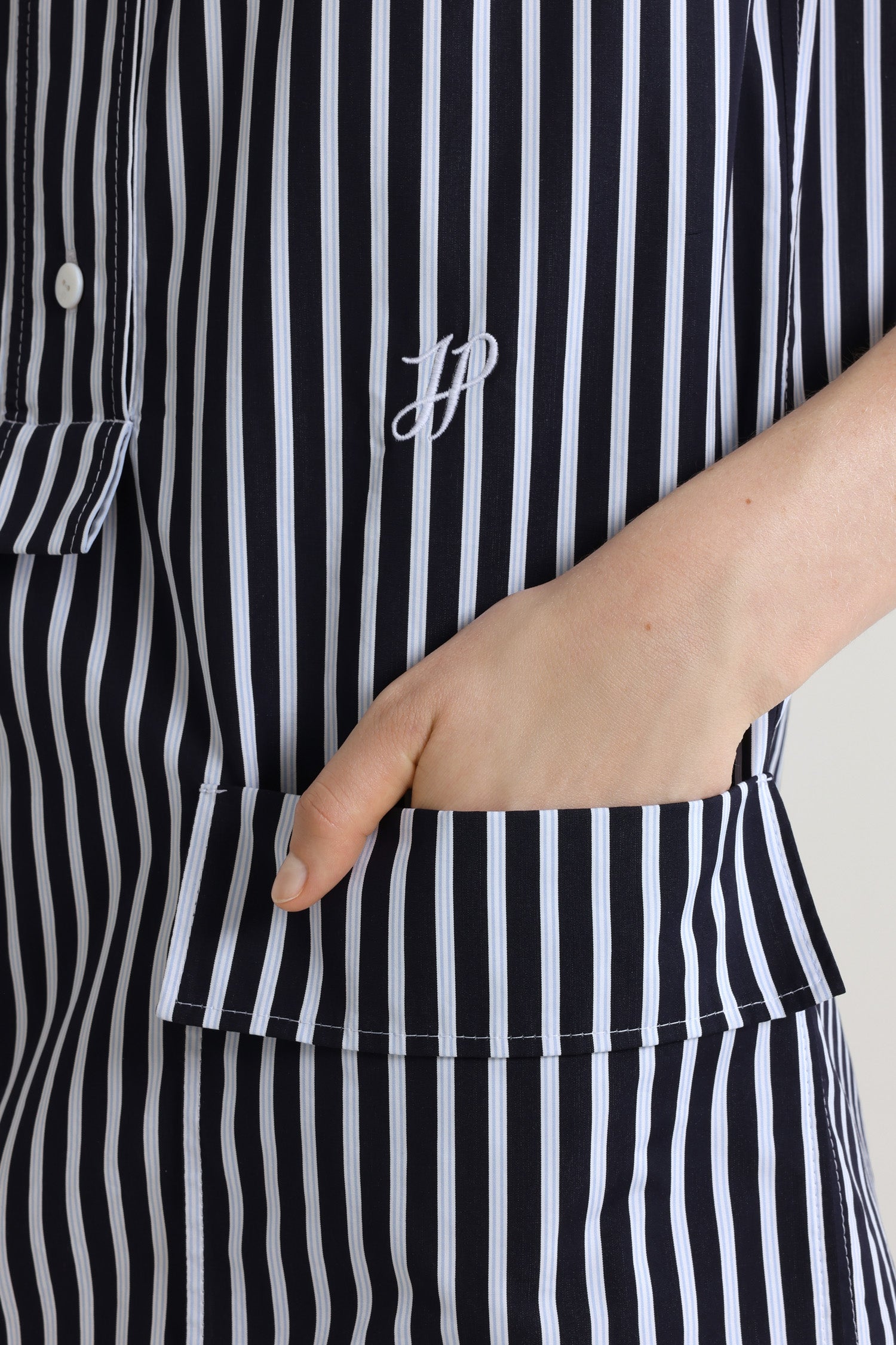 Patou - Vestito camicia mini in popeline di cotone bio stampato - Navy Stripes - Vestito in popeline di cotone bio blu scuro. Fantasia a righe. Lunghezza mini. Taglio dritto. Collo a cinturino. Modello smanicato. Chiusura parziale con bottoni sul davanti. Monogramma JP calligrafia ricamato sul davanti. Tasche a toppa.