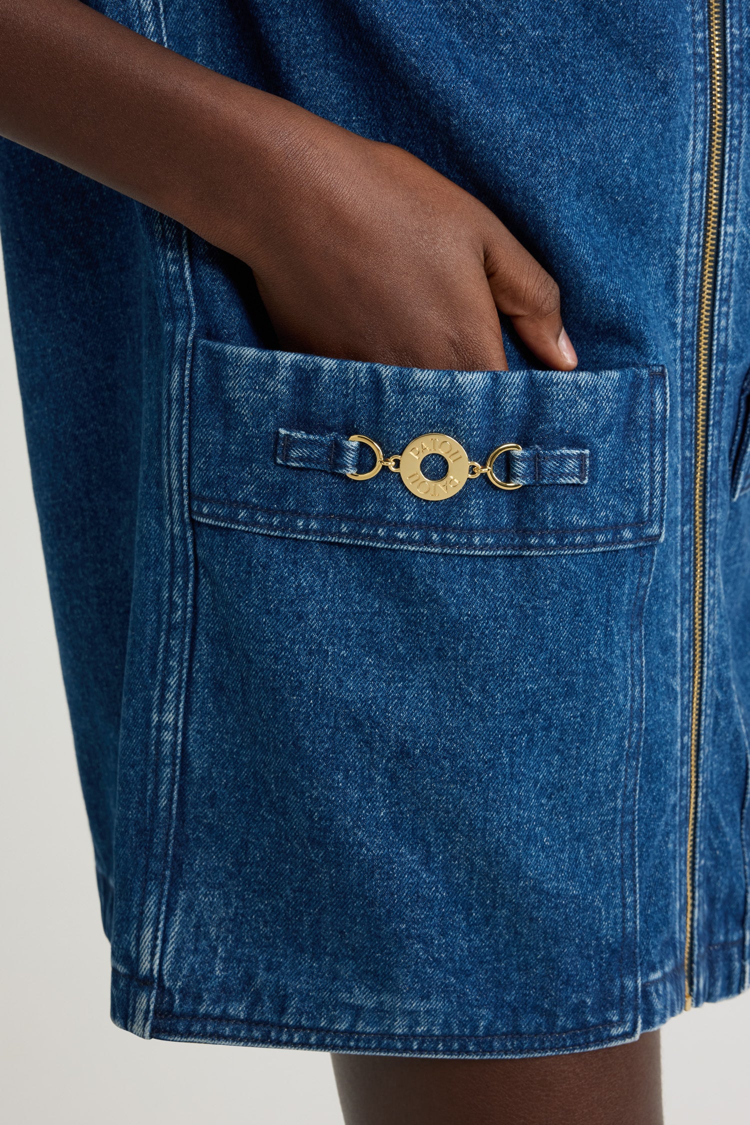 Patou - Vestito mini con zip in denim di cotone - Ink Blue - Vestito in denim di cotone blu inchiostro. Lunghezza mini. Taglio dritto. Colletto largo. Zip oro sul davanti. Tasche a toppa con medaglione oro inciso con il logo Patou Piega sul retro.Questo modello è molto corto.