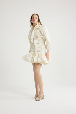 Voluminöses Minikleid mit Ärmeln aus recycelter Faille