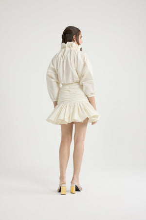 Voluminöses Minikleid mit Ärmeln aus recycelter Faille