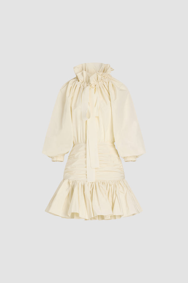 Patou - Robe courte à manches bouffantes en faille recyclée - Ivory - Robe en faille recyclée ivoire. Modèle court. Haut volumineux et bas ajusté. Col à coulisse avec détail de fronce et gros-grain. Manches chauve-souris resserrées aux poignets. Jupe froncée avec volant au bas. Fermeture par zip sur le côté.Cette robe fait partie de la collection Cérémonie créée pour les occasions spéciales.