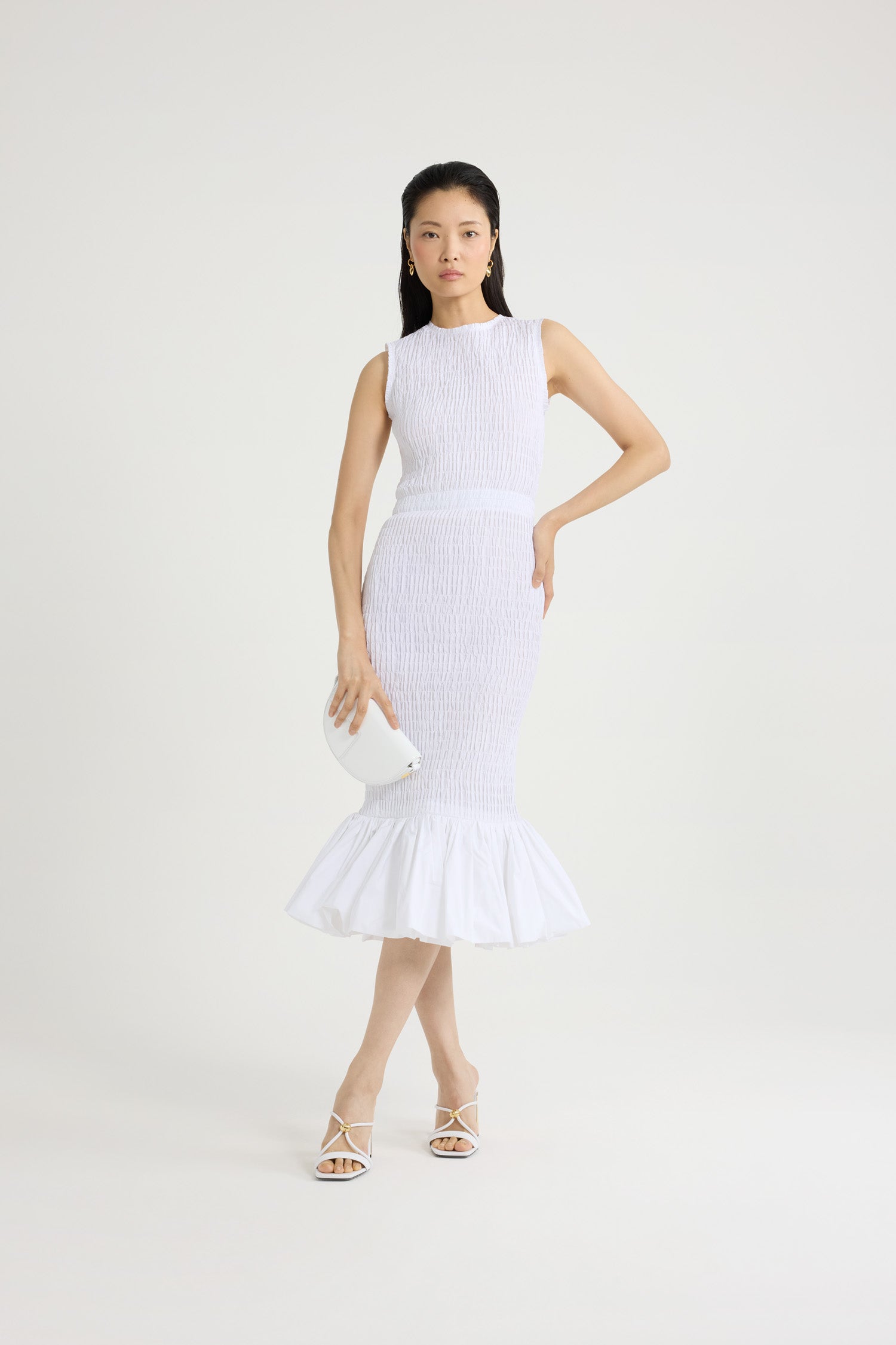 Patou - リサイクル ファイユ スモック フィッシュテール ミディドレス - White - ホワイトのリサイクルポリエステルファイユ ドレス。ミディ丈。フィットしたスモックシルエット。ノースリーブ。背面にゴールドトーンのファスナー。伸縮性があるウエスト。フィッシュテールの裾。こちらのドレスは、極めて特別なオケージョンのために心を込めてデザインされた「セレモニー」カプセルコレクションからの一着です。