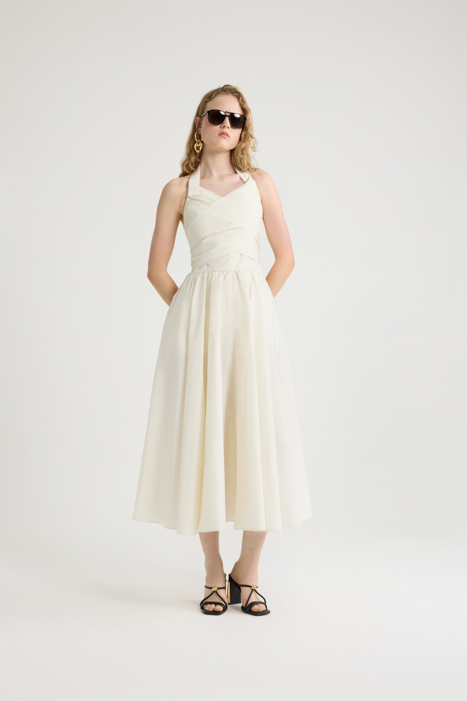 Patou - Vestito maxi in faglia riciclato - Ivory - Vestito in faglia riciclato avorio. Lunghezza caviglia. Fascia in grosgrain intorno al collo. Corpetto incrociato drappeggiato che si allaccia sul retro. Schiena elasticizzata. Gonna voluminosa.Questo modello è molto aderente al petto.