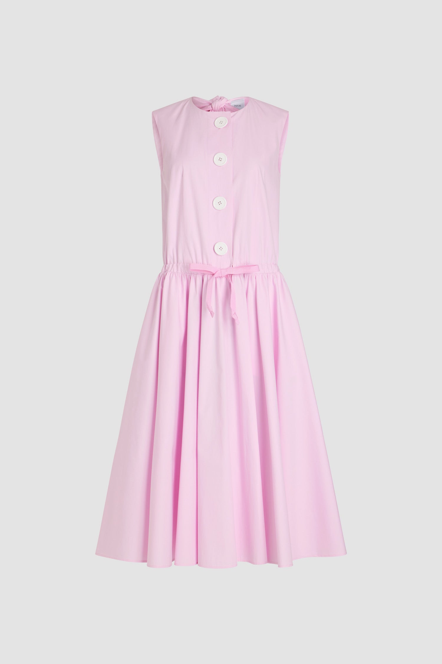 Patou - Vestito midi a bottoni in popeline di cotone bio - Primrose Pink - Vestito in popeline di cotone bio rosa. Lunghezza midi. Modello smanicato. Maxi bottoni sul davanti. Spacco sul retro con fiocco. Cintura parzialmente nascosta da allacciare in vita. Tasche ai lati.