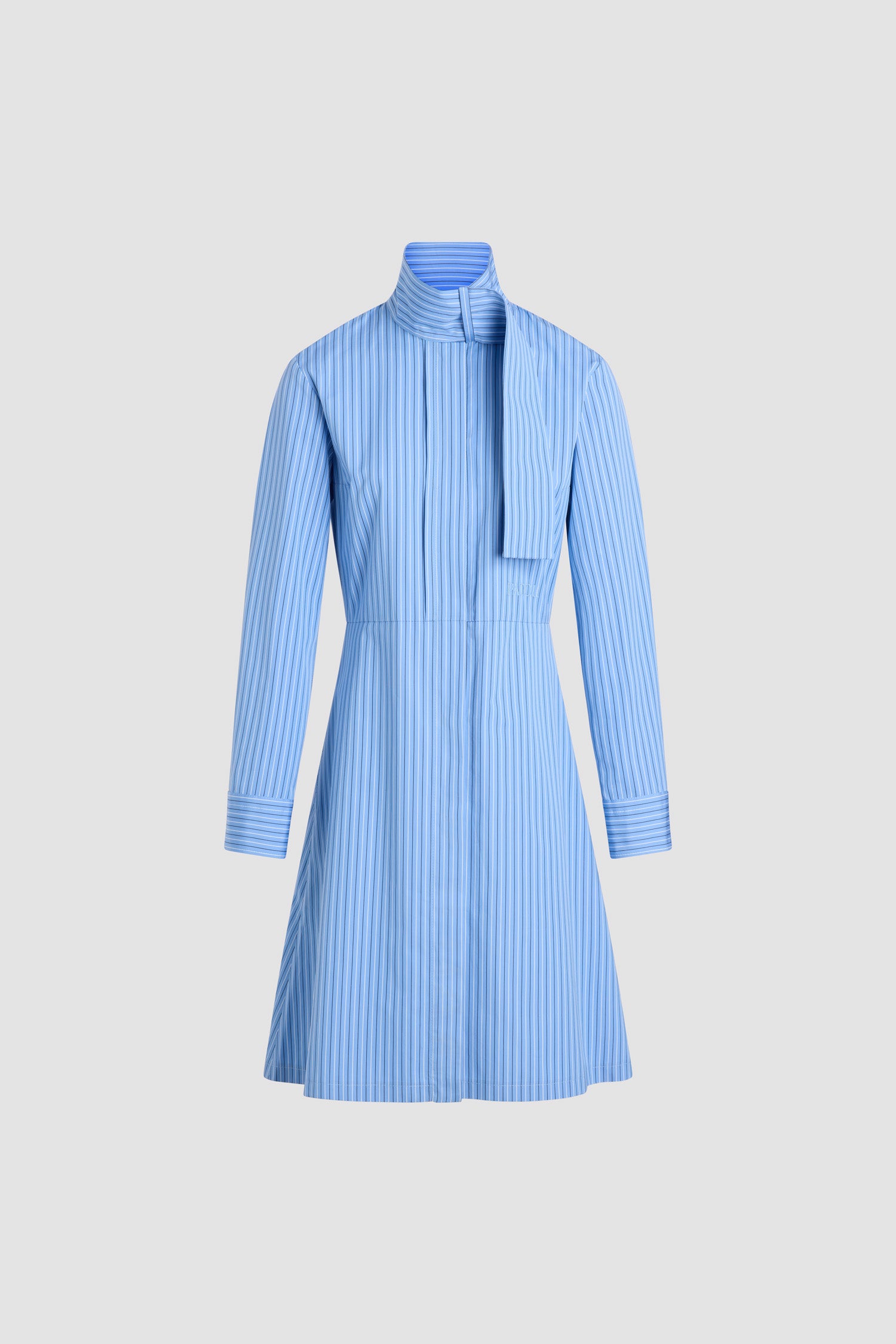 Patou - Chemisier con collo a sciarpa in popeline di cotone bio - Ice Blue Stripes - Vestito in cotone bio Ice Blue. Motivo a righe. Lunghezza al ginocchio. Silhouette aderente e svasata. Collo a sciarpa con passante sul davanti. Chiusura sul davanti con bottone nascosto. Logo Patou ricamato in vita. Polsini abbottonati. Tasche sui lati.