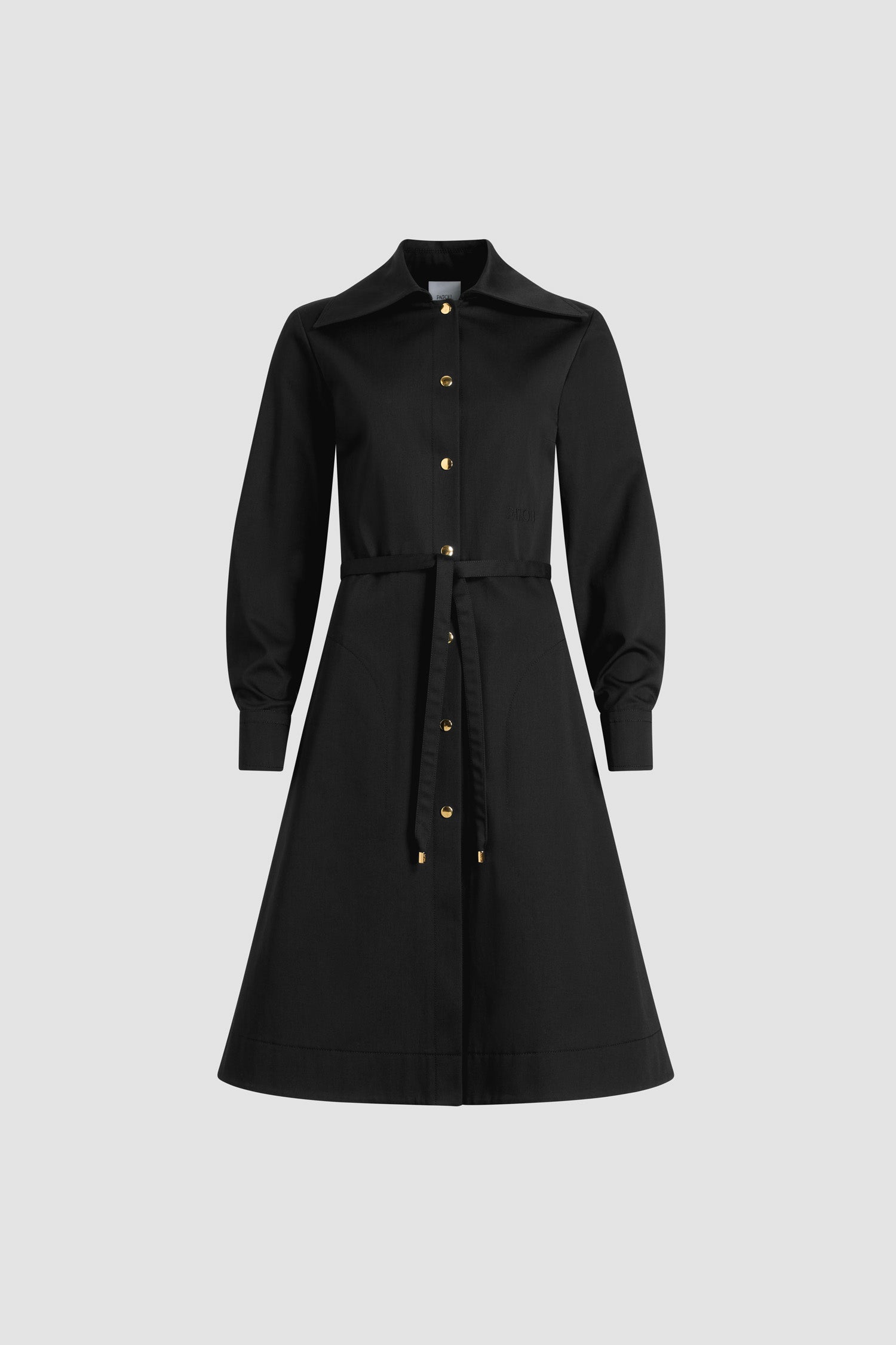 Patou - オーガニックコットンギャバジン ミディシャツドレス - Black - ブラックのオーガニックコットンギャバジン製ドレス。ミディ丈。ぴったりフィットするフレアシルエット。ワイドカラー。ゴールドトーンのJP刻印入りスナップ付きのボタンフロント。ウエストに取り外し可能なセルフタイベルトフロントにパトゥの刺繍ロゴ。袖口にボタン付き。