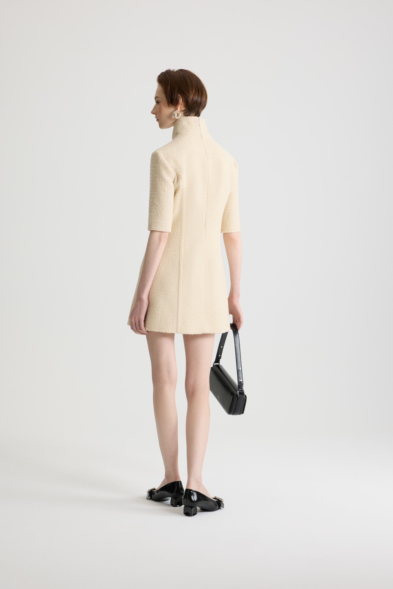 Patou - サステナブル ウールブレンド ツイード製ハイネックミニドレス - Snowberry White - スノーベリーホワイトのサステナブル ウール混紡ツイードドレス。ショート丈。ハイネック。バックにファスナー。ミディ丈の袖。フロントとバックにカーブしたシーム。裏地付き。