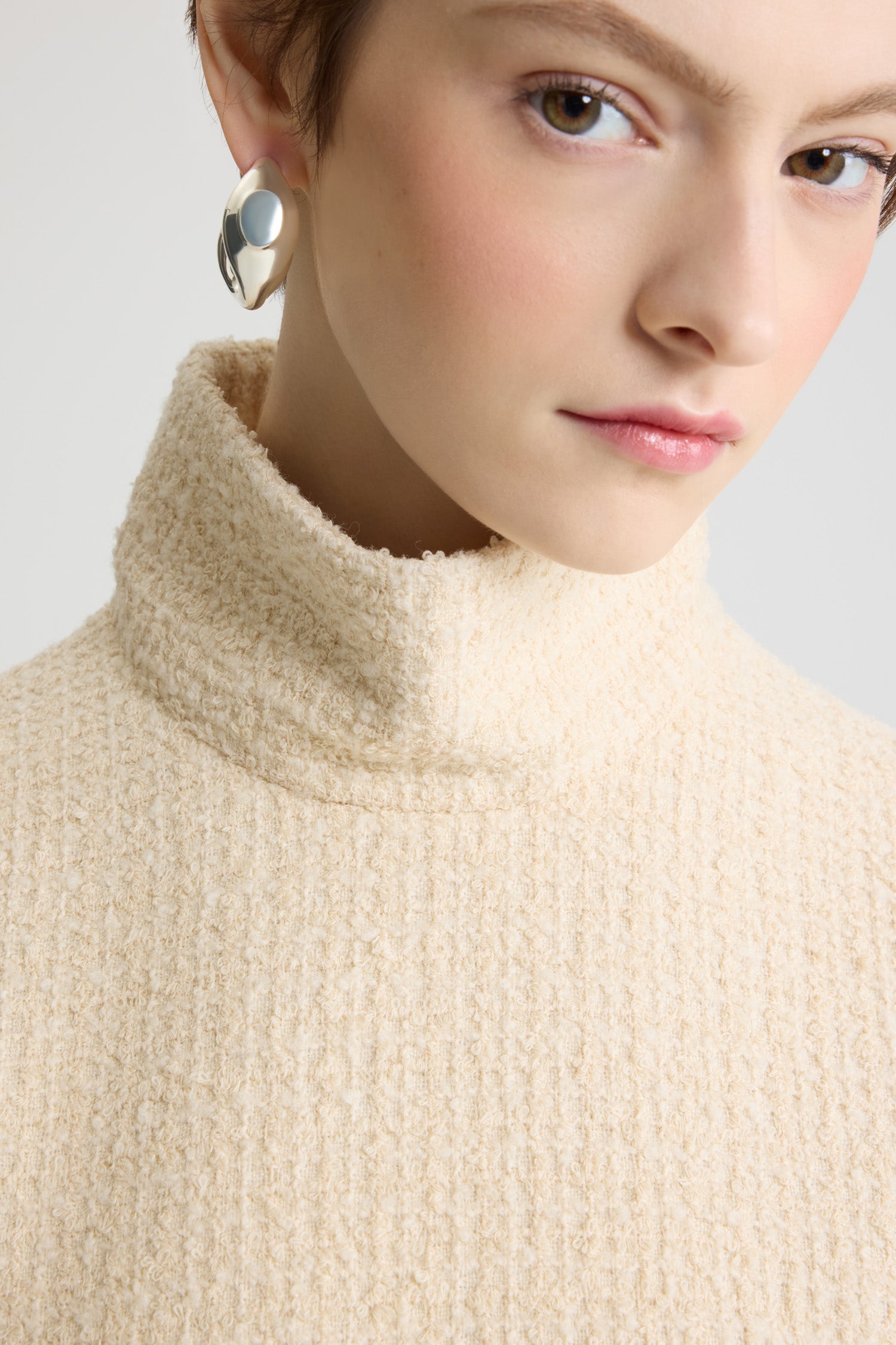 Patou - サステナブル ウールブレンド ツイード製ハイネックミニドレス - Snowberry White - スノーベリーホワイトのサステナブル ウール混紡ツイードドレス。ショート丈。ハイネック。バックにファスナー。ミディ丈の袖。フロントとバックにカーブしたシーム。裏地付き。