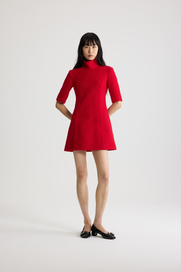 Patou - Robe courte à col montant en tweed de laine mélangée éco-responsable - Scarlet Red - Robe en tweed de laine mélangée éco-responsable rouge écarlate. Modèle court. Col montant. Fermeture par zip au dos. Manches mi-longues. Coutures arrondies à l’avant et à l’arrière. Modèle doublé.