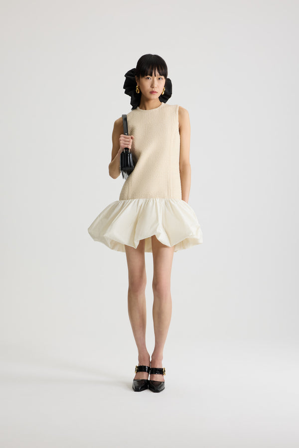 Patou - Robe à ourlet volanté en tweed de laine mélangée éco-responsable et faille - Snowberry White - Robe en tweed de laine mélangée éco-responsable blanc symphorine. Modèle court. Col rond. Fermeture par zip au dos. Ourlet bouffant en faille de polyester. Modèle doublé.