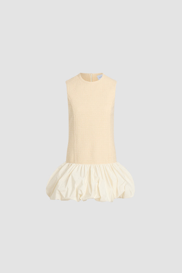 Patou - Robe à ourlet volanté en tweed de laine mélangée éco-responsable et faille - Snowberry White - Robe en tweed de laine mélangée éco-responsable blanc symphorine. Modèle court. Col rond. Fermeture par zip au dos. Ourlet bouffant en faille de polyester. Modèle doublé.