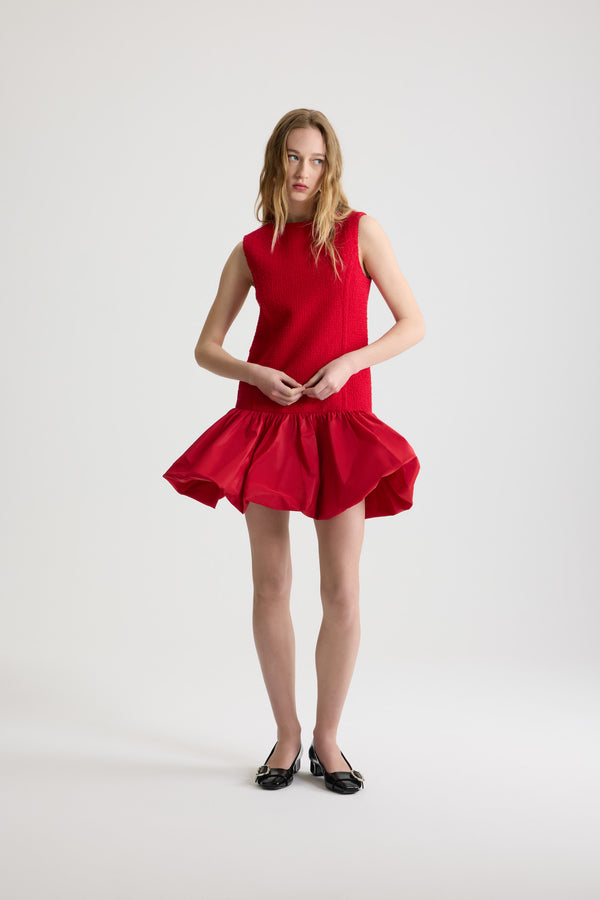 Patou - Robe à ourlet volanté en tweed de laine mélangée éco-responsable et faille - Scarlet Red - Robe en tweed de laine mélangée éco-responsable rouge écarlate. Modèle court. Col rond. Fermeture par zip au dos. Ourlet bouffant en faille de polyester. Modèle doublé.