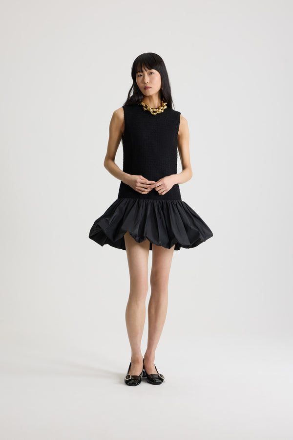 Patou - Robe à ourlet volanté en tweed de laine mélangée éco-responsable et faille - Black - Robe en tweed de laine mélangée éco-responsable noir. Modèle court. Col rond. Fermeture par zip au dos. Ourlet bouffant en faille de polyester. Modèle doublé.