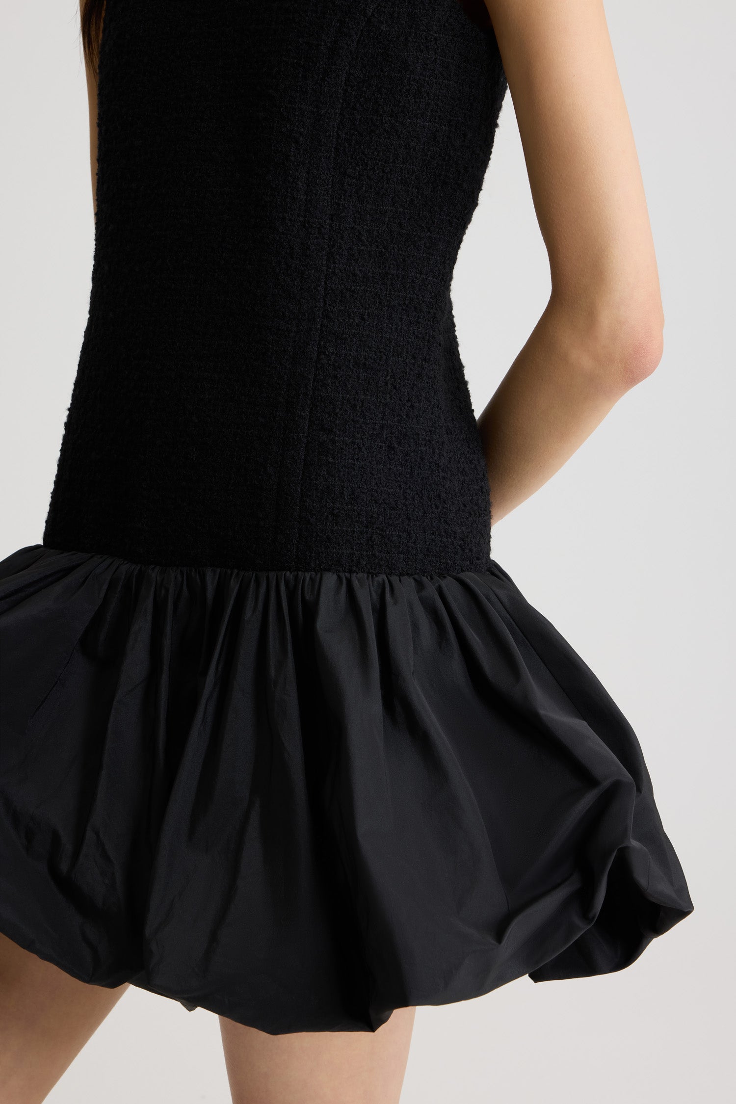 Patou - Robe à ourlet volanté en tweed de laine mélangée éco-responsable et faille - Black - Robe en tweed de laine mélangée éco-responsable noir. Modèle court. Col rond. Fermeture par zip au dos. Ourlet bouffant en faille de polyester. Modèle doublé.