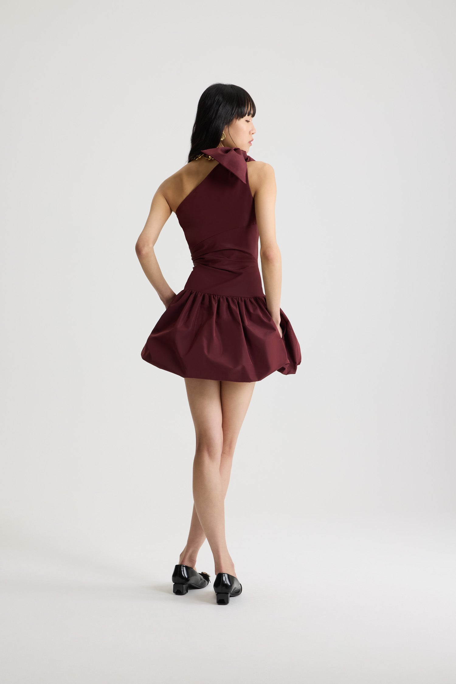 Patou - One-Shoulder-Mini-Kleid mit Schleife aus recyceltem Polyester - Vignola - Bordeuxfarbenes, asymmetrisches Minikleid aus recyceltem Polyester. Schulterknoten. Rock im Bloomer-Stil. Drapierter Bustier. Reißverschluss an der Seite.Dieses Stück stammt aus der "Evening"-Kapsel, entworfen von Guillaume Henry: um besondere Anlässe mit Stil und Raffinesse zu verewigen.