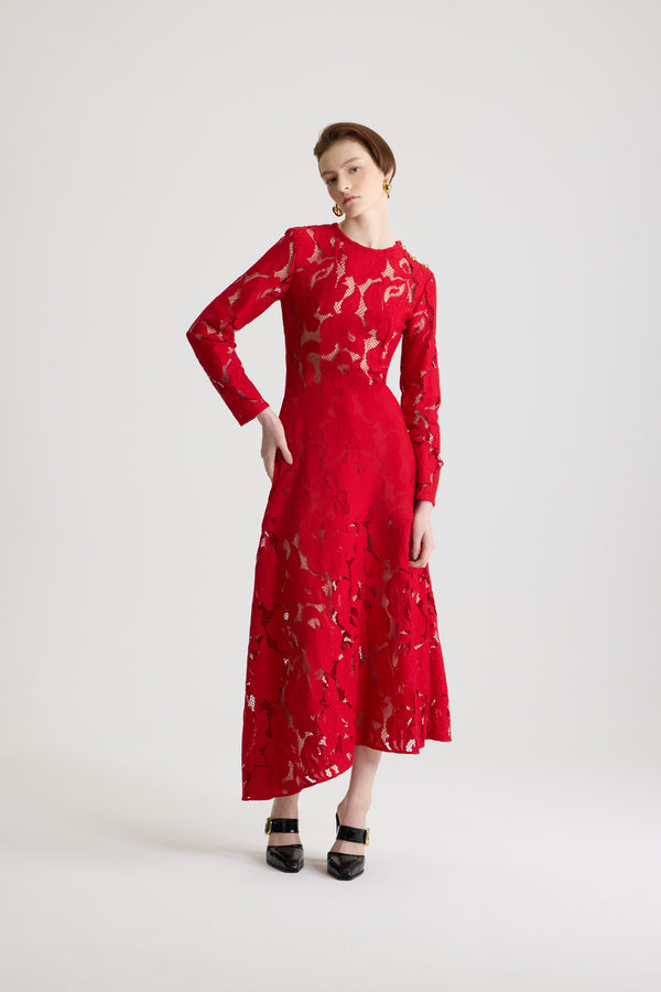 Patou - Asymmetrisches Midikleid aus Bio-Baumwollmix-Spitze - Babylone Red - Bio-Baumwollmix-Spitze in Babylon-Rot. Midi-Länge. Asymmetrische Form mit Drapierung auf einer Seite. Rundhalsausschnitt. Goldfarbene halbkugelförmige Knöpfe mit JP-Monogrammgravur an der Schulter. Seitentaschen. Teilweise gefüttert.