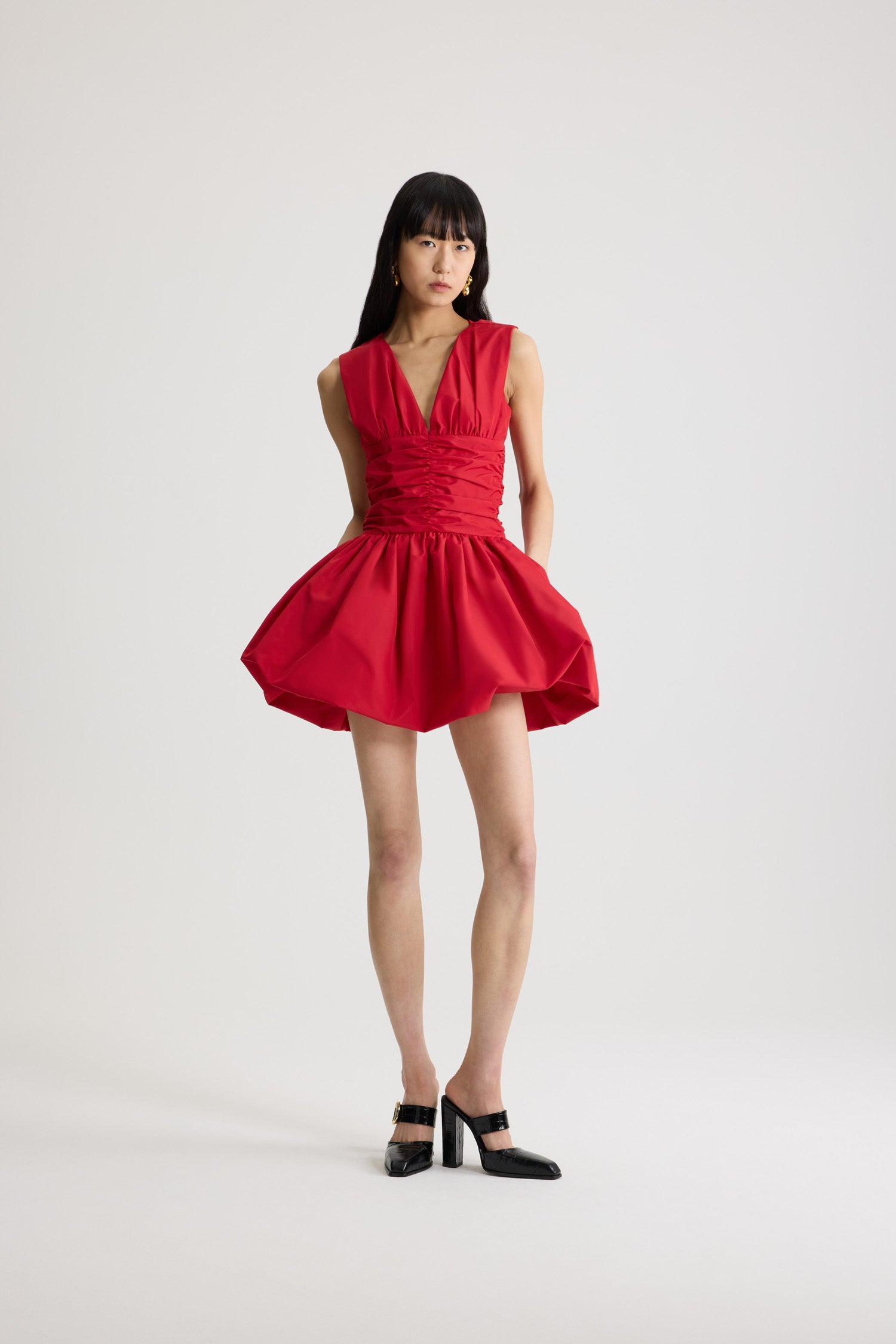 Patou - Mini robe dos nu avec noeud en polyester recyclé - Lipstick Red - Mini robe couleur rouge à lèvres en polyester recyclé. Dos nu ornée d’un nœud. Jupe de style bloomer. Cette pièce est issue de la Capsule "Evening", pensée par Guillaume Henry : pour immortaliser des occasions spéciales avec style et raffinement.