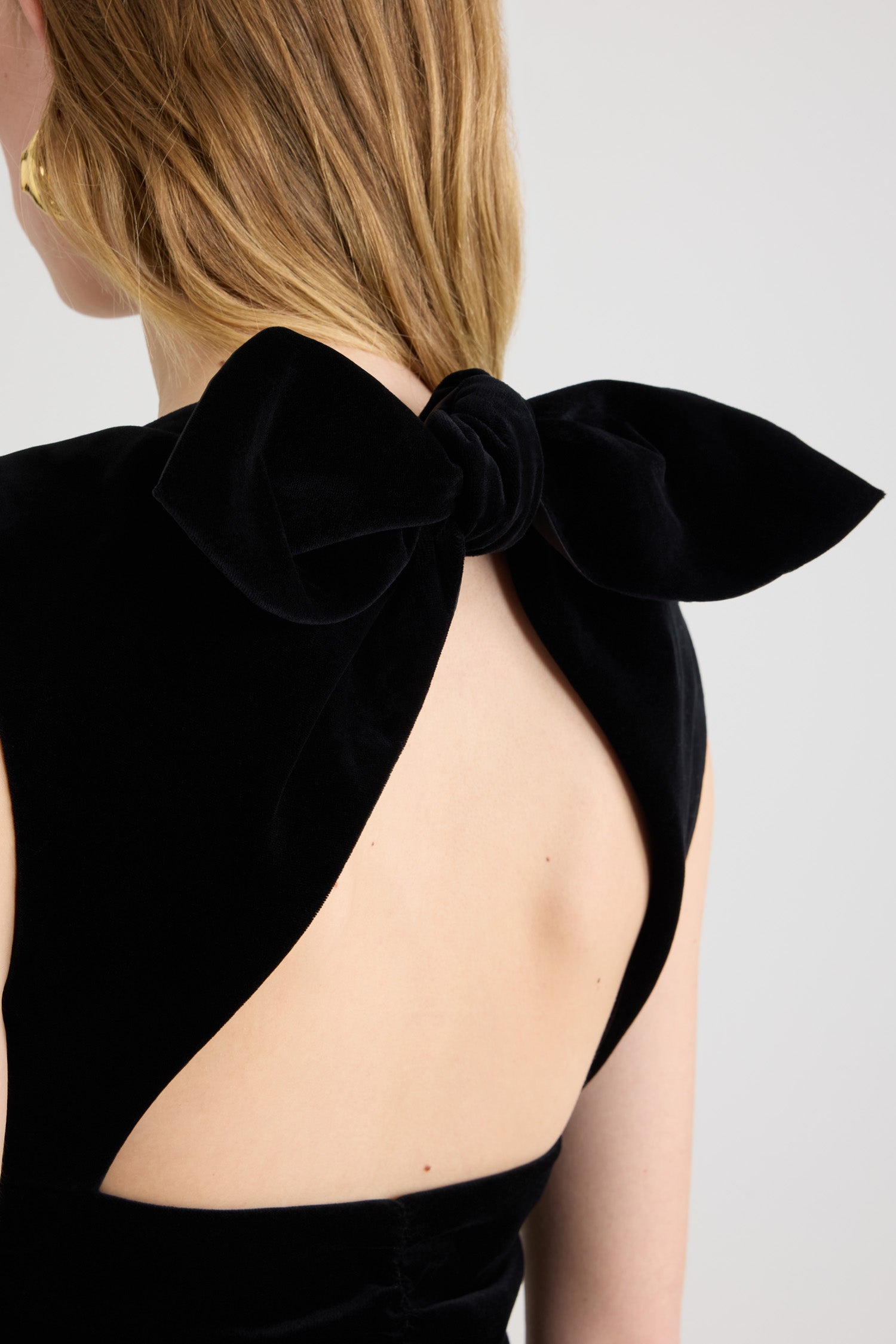 Patou - Rückenfreies Mini-Kleid mit Schleife aus Bio-Baumwollsamt - Black - Schwarzes Minikleid aus Bio-Baumwollsamt. Rückenfrei und mit einem Knoten verziert. Rock im Bloomer-Stil.Dieses Stück stammt aus der "Evening"-Kapsel, entworfen von Guillaume Henry: um besondere Anlässe mit Stil und Raffinesse zu verewigen.