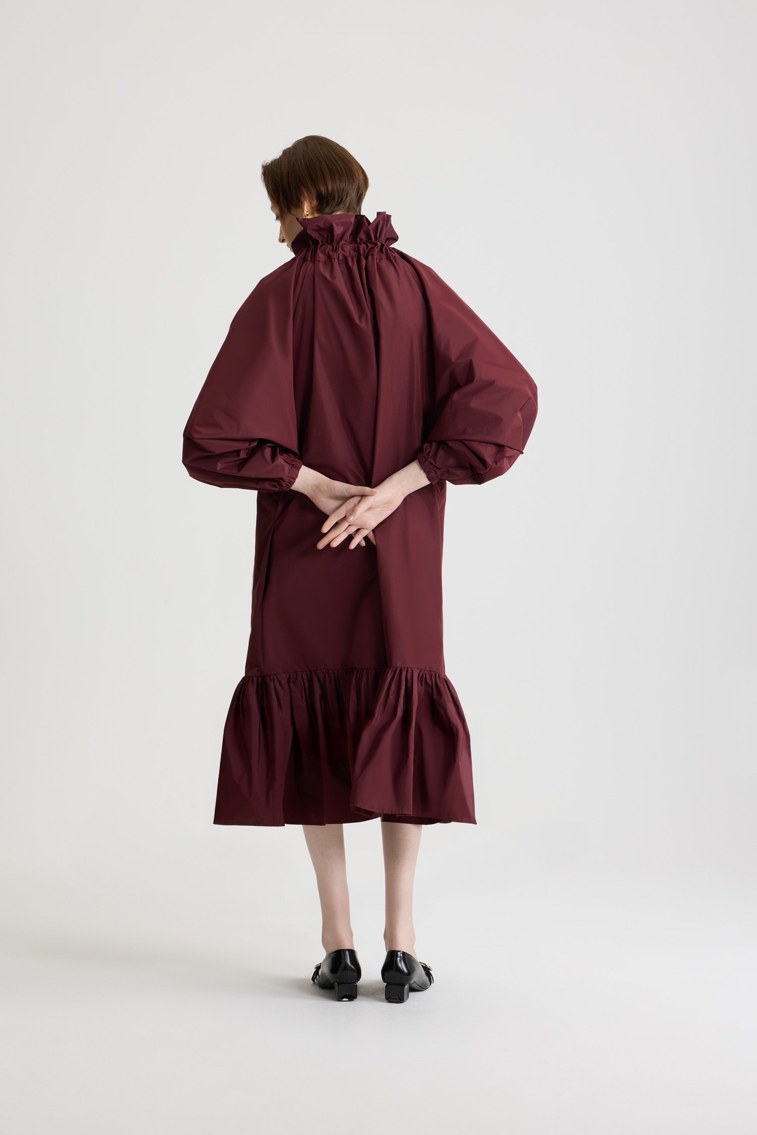 Patou - Vestito con ruche sul fondo in faille riciclato - Vignola - Vestito in faille di poliestere riciclato bordeaux Vignola. Lunghezza midi. Silhouette molto voluminosa. Scollo elasticizzato con coulisse in grosgrain che può essere indossato con le spalle scoperte. Maniche a palloncino con polsini elasticizzati. Fondo con ruche.