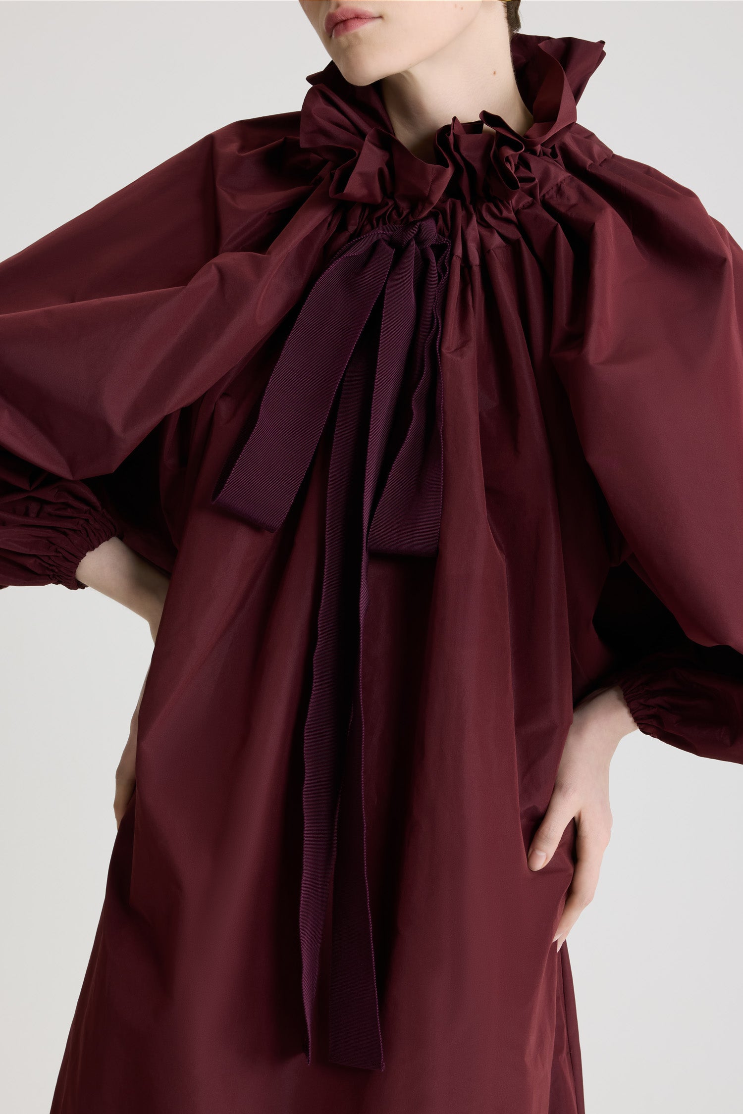 Patou - Vestito con ruche sul fondo in faille riciclato - Vignola - Vestito in faille di poliestere riciclato bordeaux Vignola. Lunghezza midi. Silhouette molto voluminosa. Scollo elasticizzato con coulisse in grosgrain che può essere indossato con le spalle scoperte. Maniche a palloncino con polsini elasticizzati. Fondo con ruche.