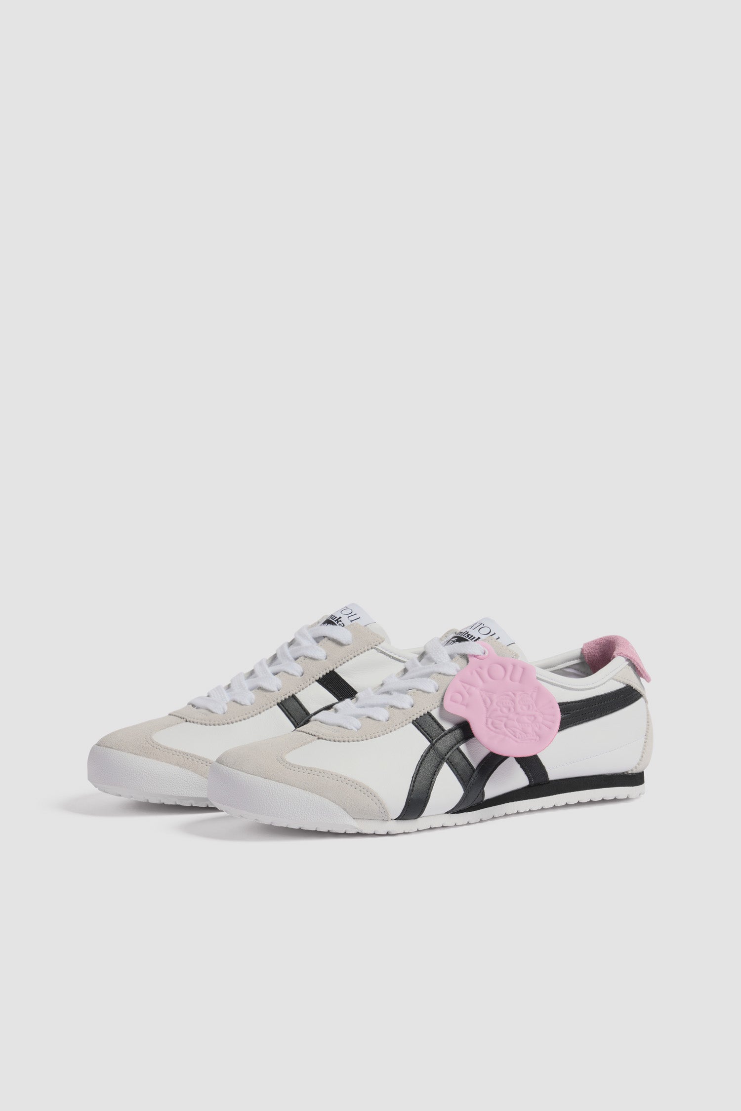 Patou - Baskets Mexico 66 Patou x Onitsuka Tiger en cuir nappa et daim - White - Baskets en cuir nappa blanc et daim blanc cassé. Modèle Mexico 66 iconique revisité dans le cadre d'une collaboration spéciale avec Onitsuka Tiger. Rayures signature en cuir et gros-grain contrastés. Étiquette en cuir contrasté ornée du logo Patou et du symbôle Tiger. Logos Patou et Tiger sur la languette et sur le talon. Fermeture par lacets. Semelle en caoutchouc bicolore.